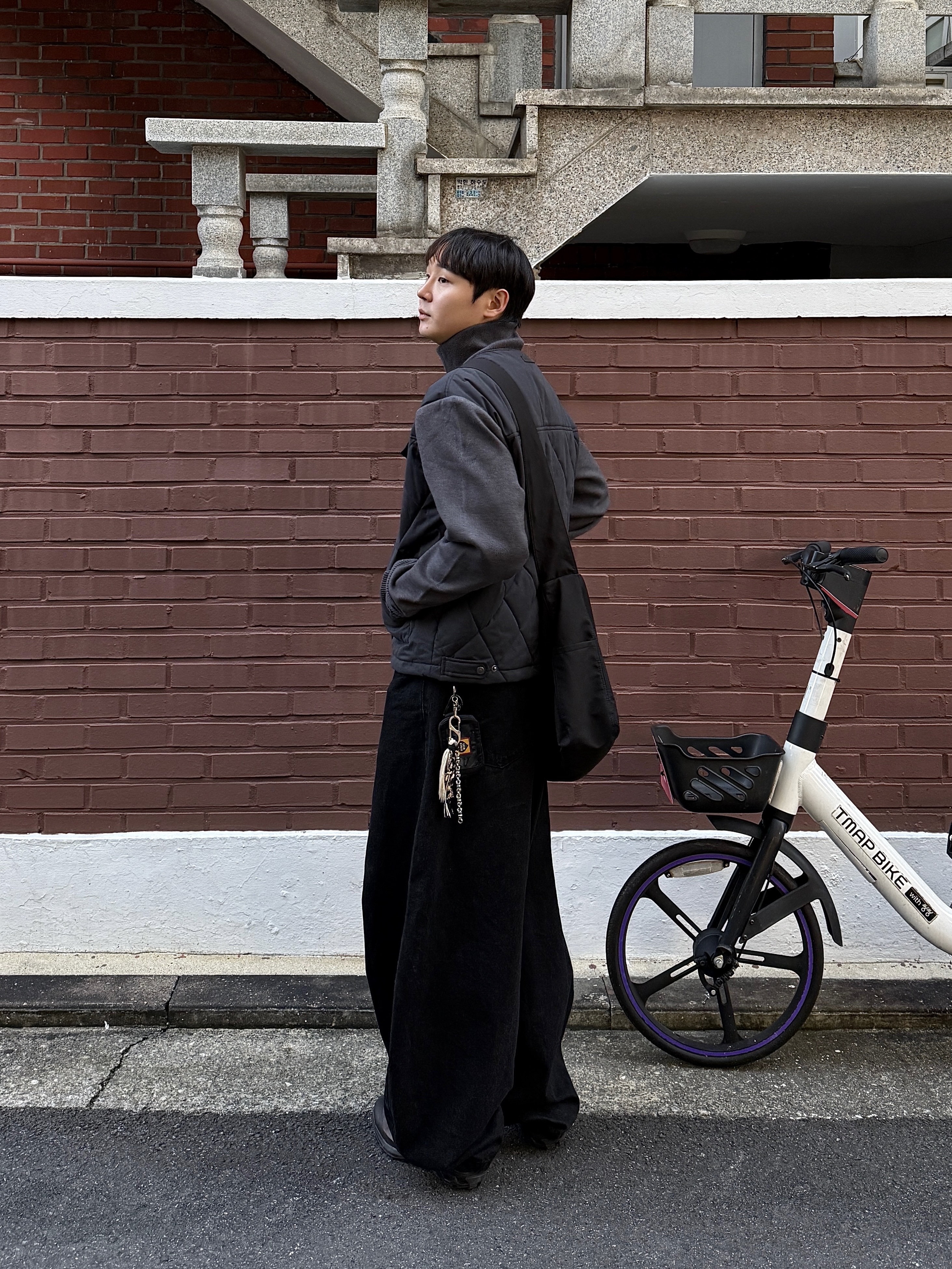 (W) On Running x Post Archive Faction (Paf) Cloudventure Peak Cacao Espresso, Human Made Military Card Case Black 착용 스타일 - 2