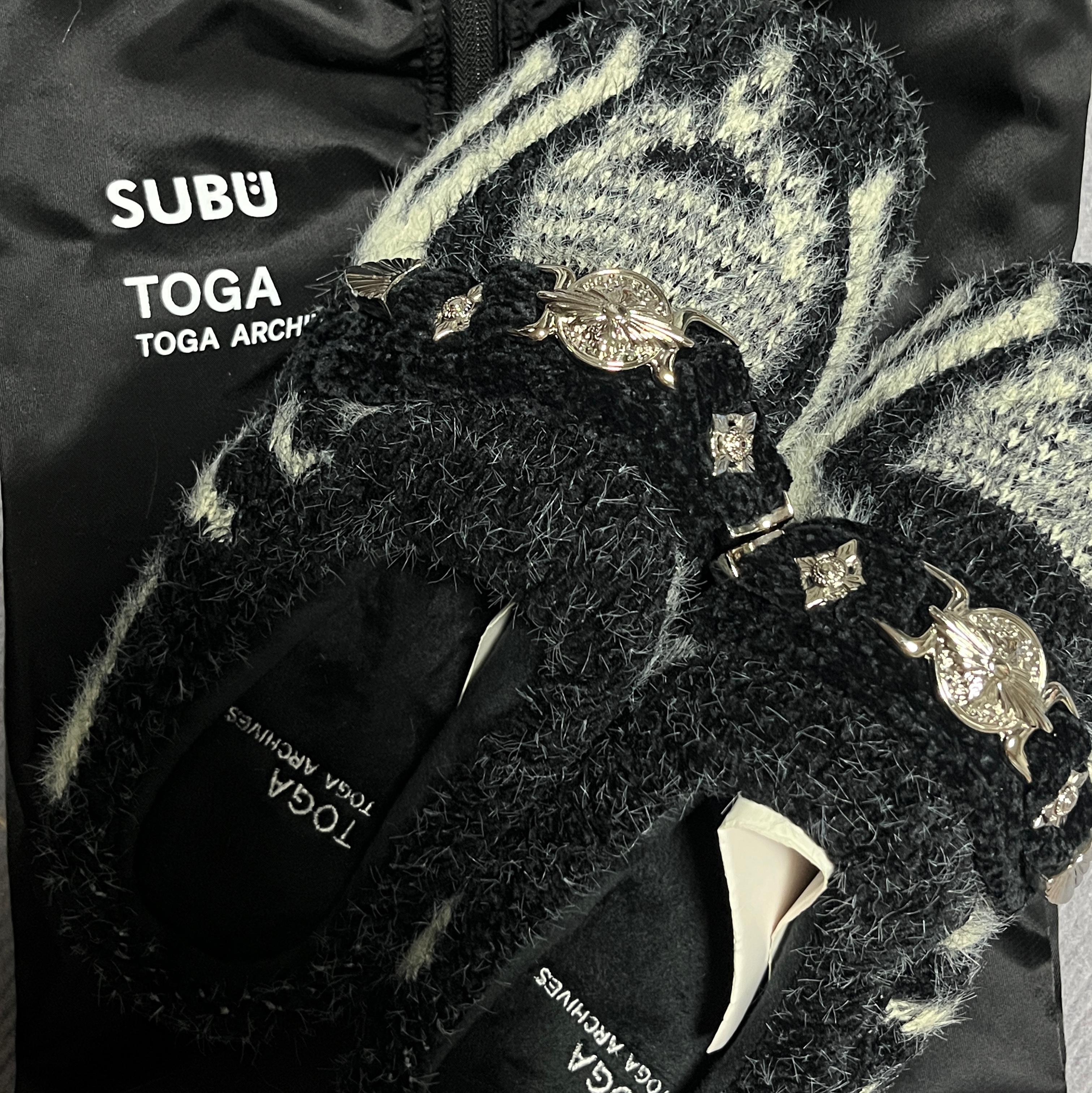 Subu x Toga Knit Slip-On Black 착용 스타일 - 2