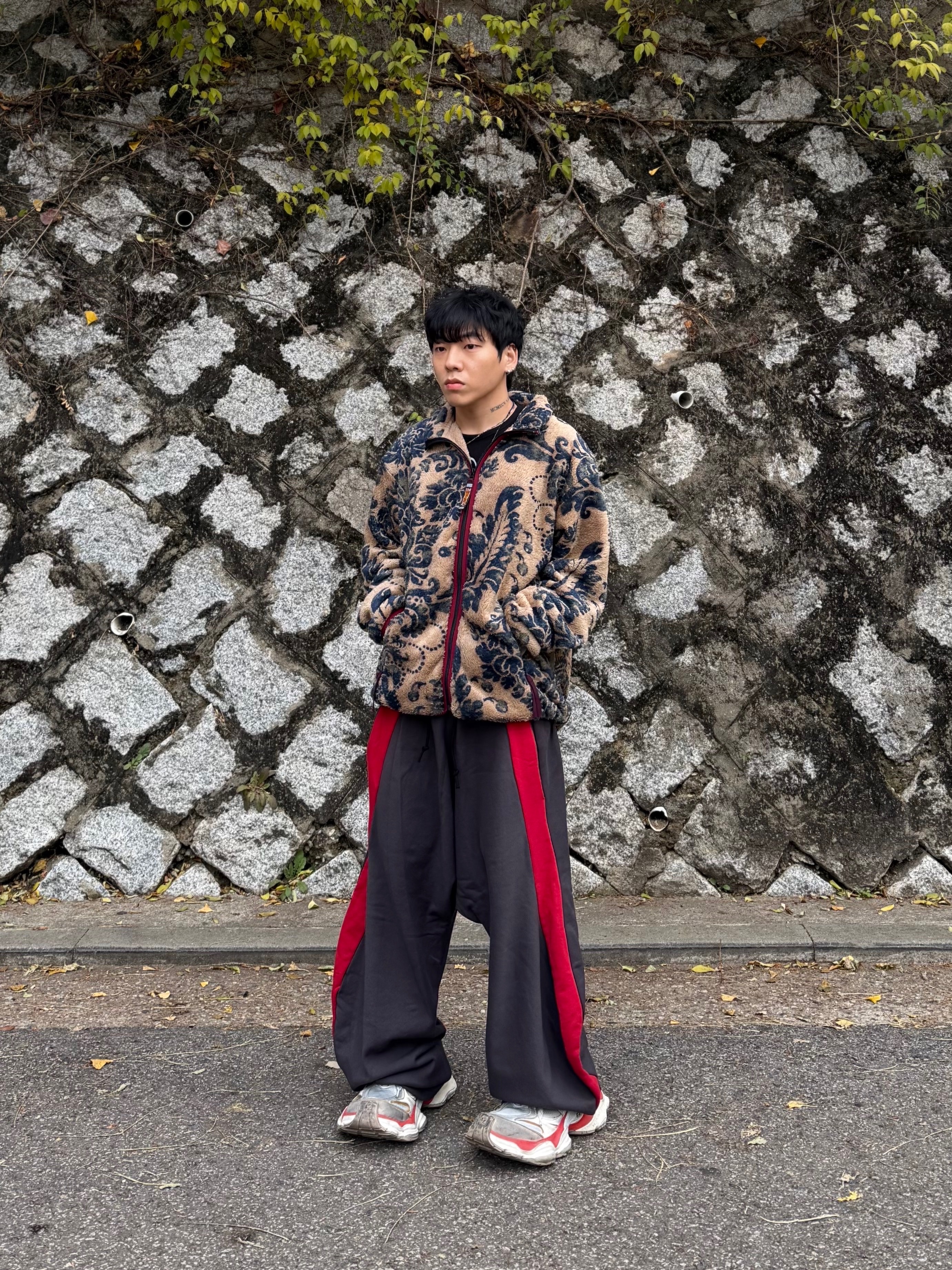Kapital Damask Pattern Maria Fleece Zip Blouson Beige, Balenciaga Cargo Sneakers Beige Grey Red 착용 스타일 - 6