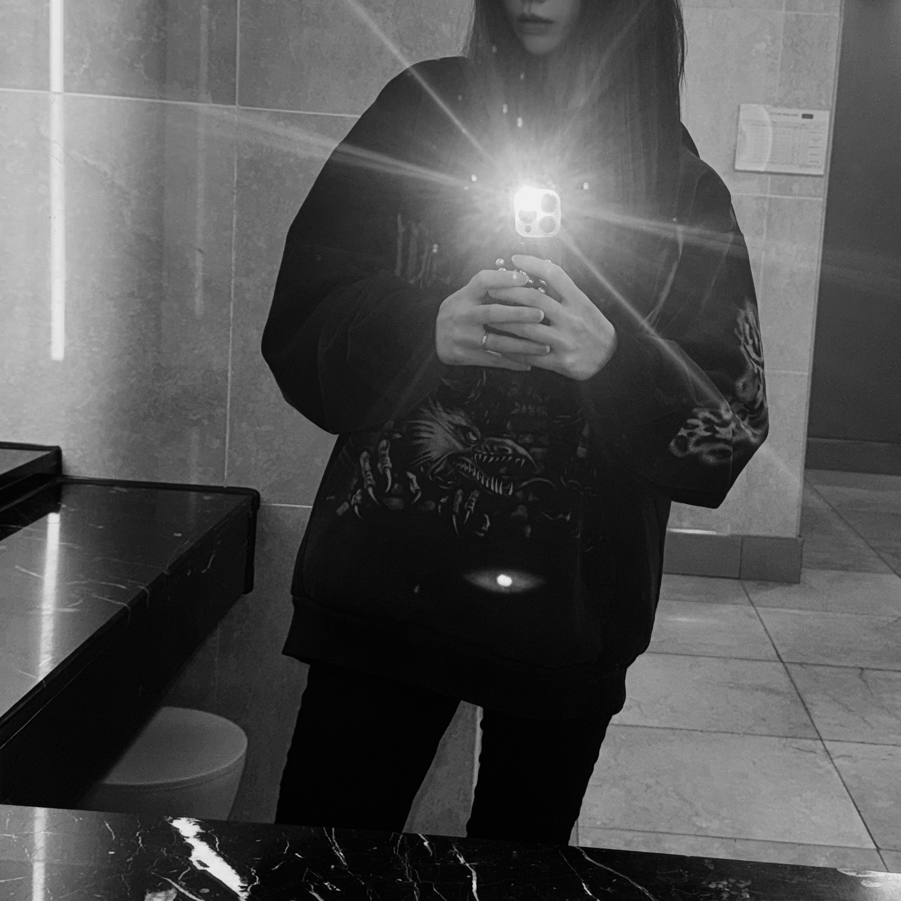 Travis Scott Circus Maximus Stadium Tour 25 Spray Hoodie Black 착용 스타일 - 2
