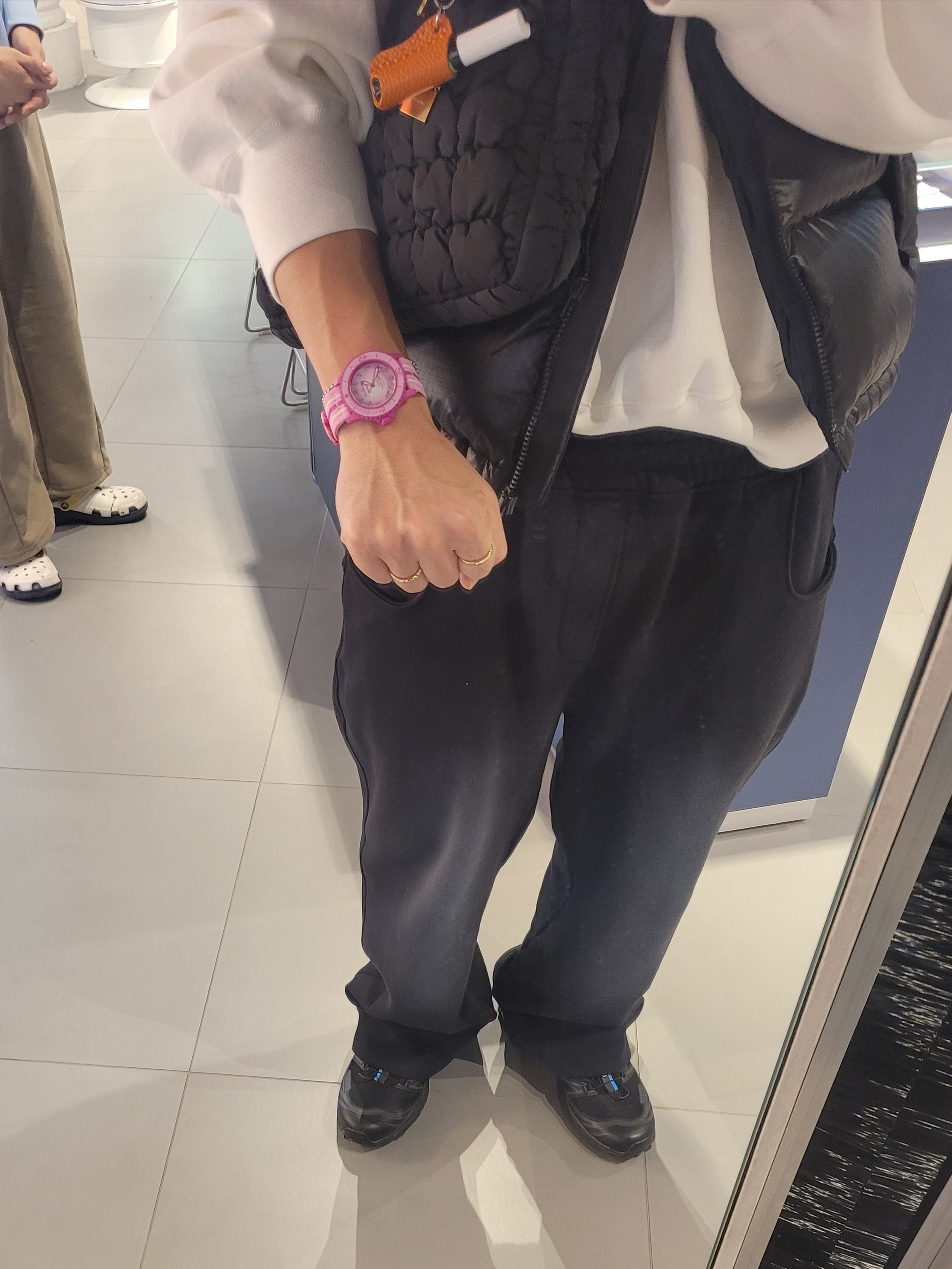 Swatch x Blancpain Bioceramic 42.3mm Pink Ocean, Swatch x Omega x Snoopy Bioceramic Moonswatch Mission To The Moonphase New Moon 착용 스타일 - 1