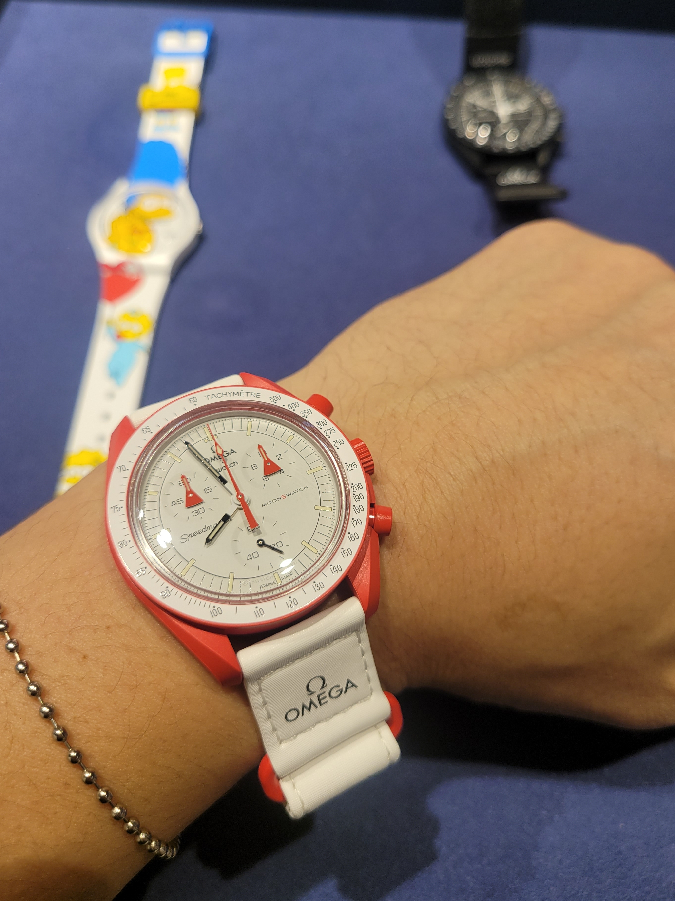 Swatch x Blancpain Bioceramic 42.3mm Pink Ocean, Swatch x Omega x Snoopy Bioceramic Moonswatch Mission To The Moonphase New Moon 착용 스타일 - 6