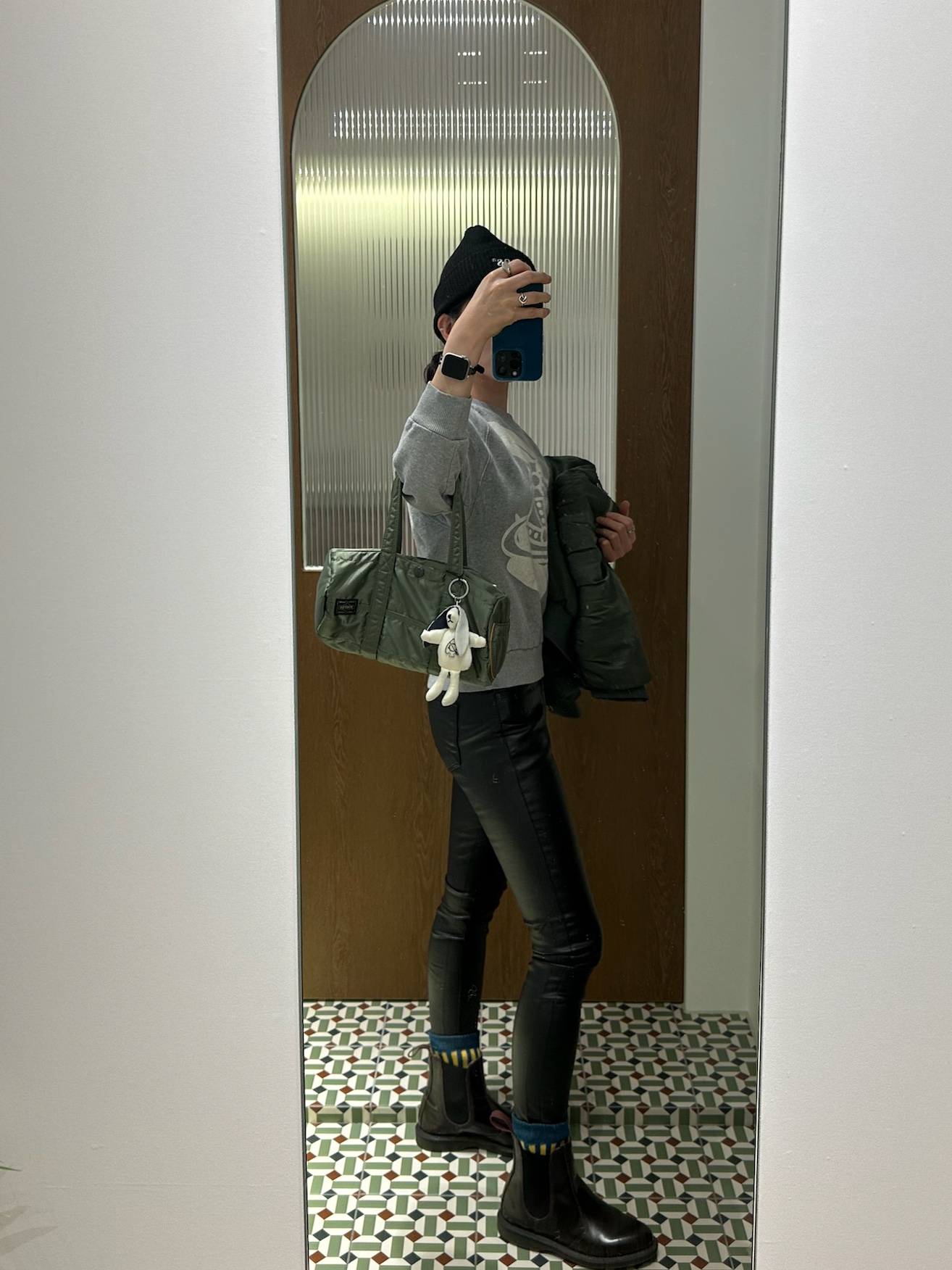 Dr. Martens Flora Smooth Chelsea Boots Black, Porter Tanker Duffle Bag S Sage Green 착용 스타일 - 2