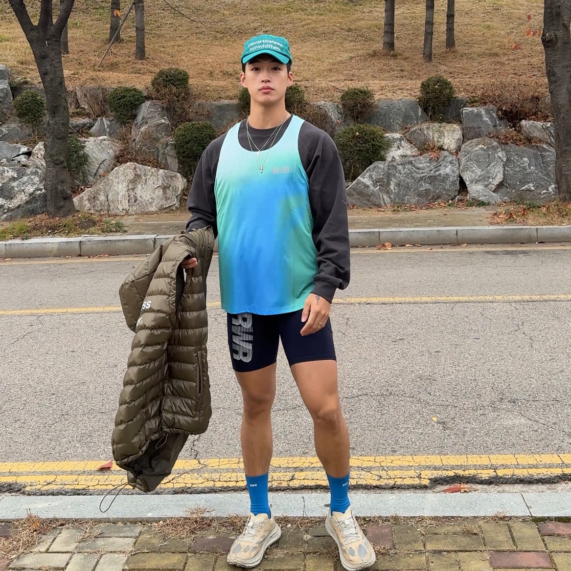 [KREAM 단독] runwhither Mesh Cap Green, [KREAM 단독] runwhither Lightweight Hoodie Vest Khaki 착용 스타일 - 2