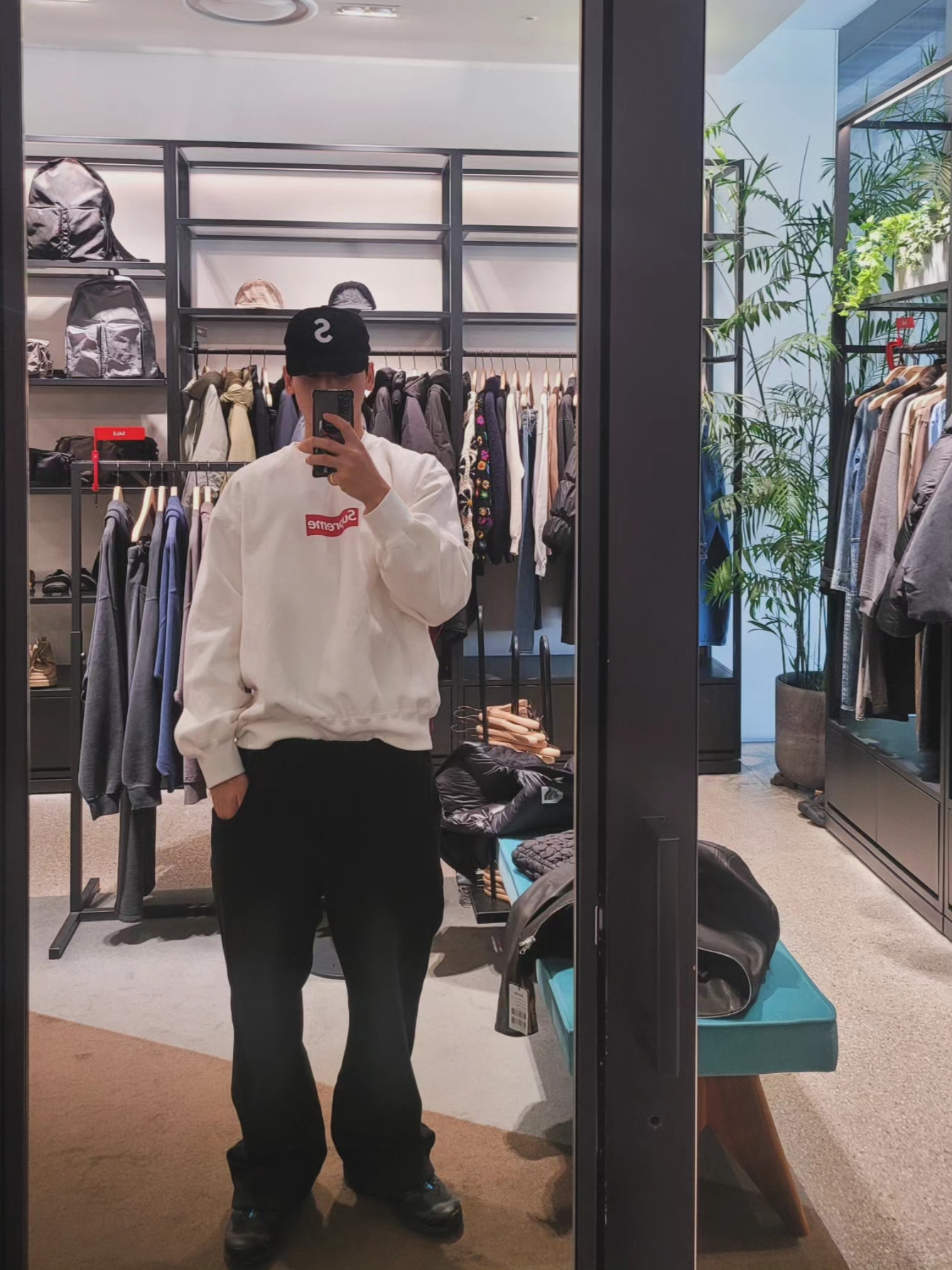 Supreme Washed Box Logo Crewneck White - 25SS, Supreme Corduroy S Logo 6-Panel Black - 23FW 착용 스타일 - 1