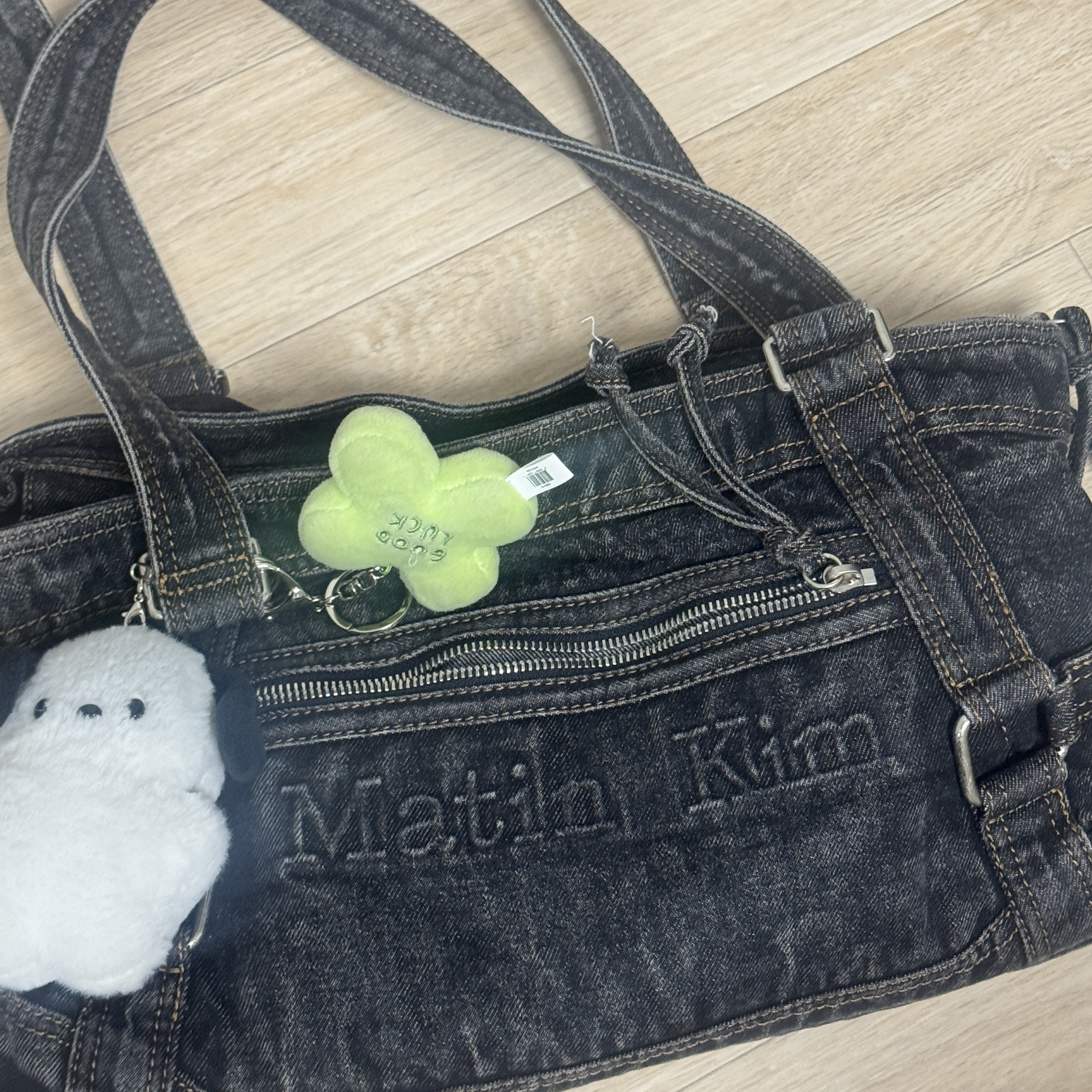 Matin Kim Washed Denim Square Shoulder Bag Black 착용 스타일 - 2
