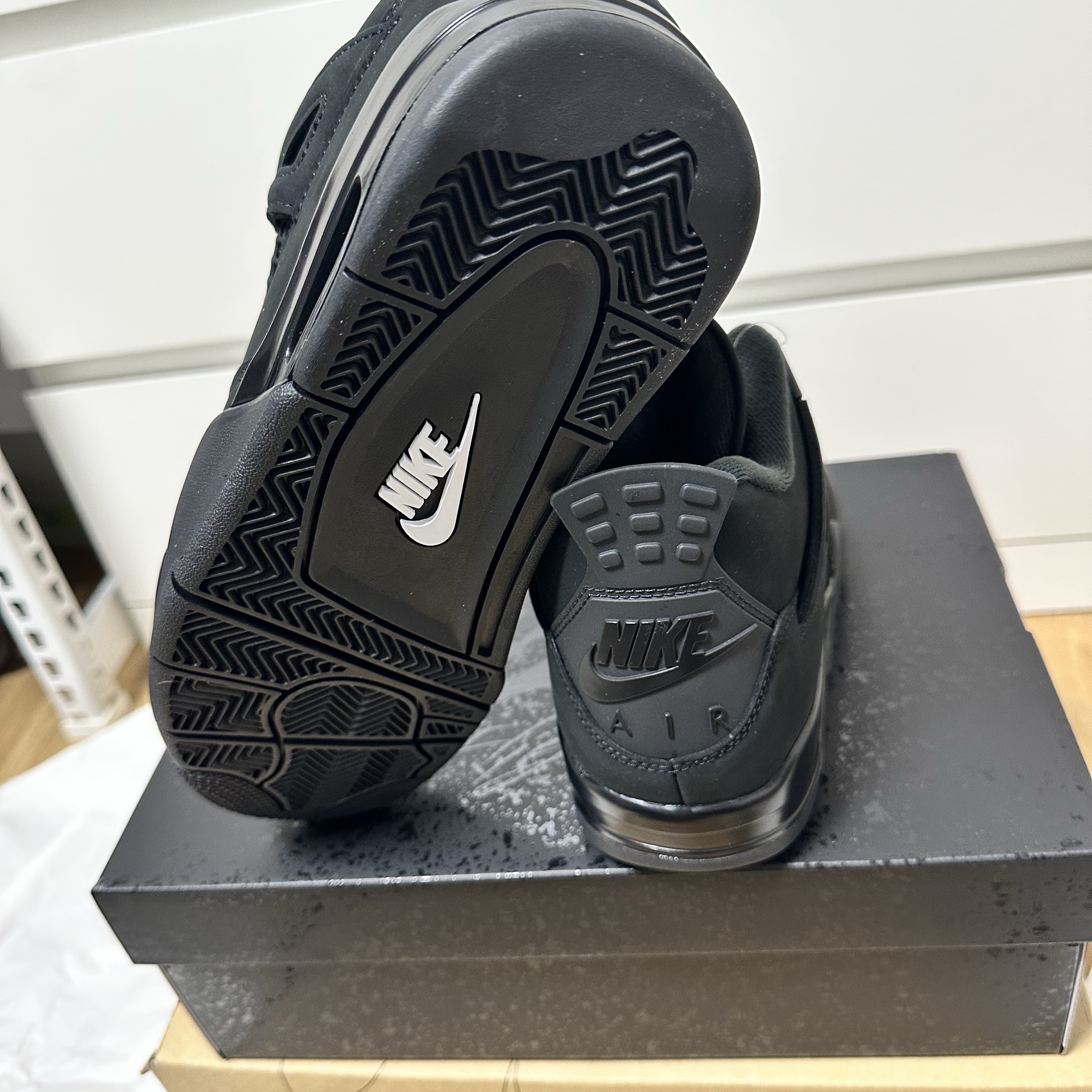 Jordan 4 Retro Black Cat 2025 착용 스타일 - 5