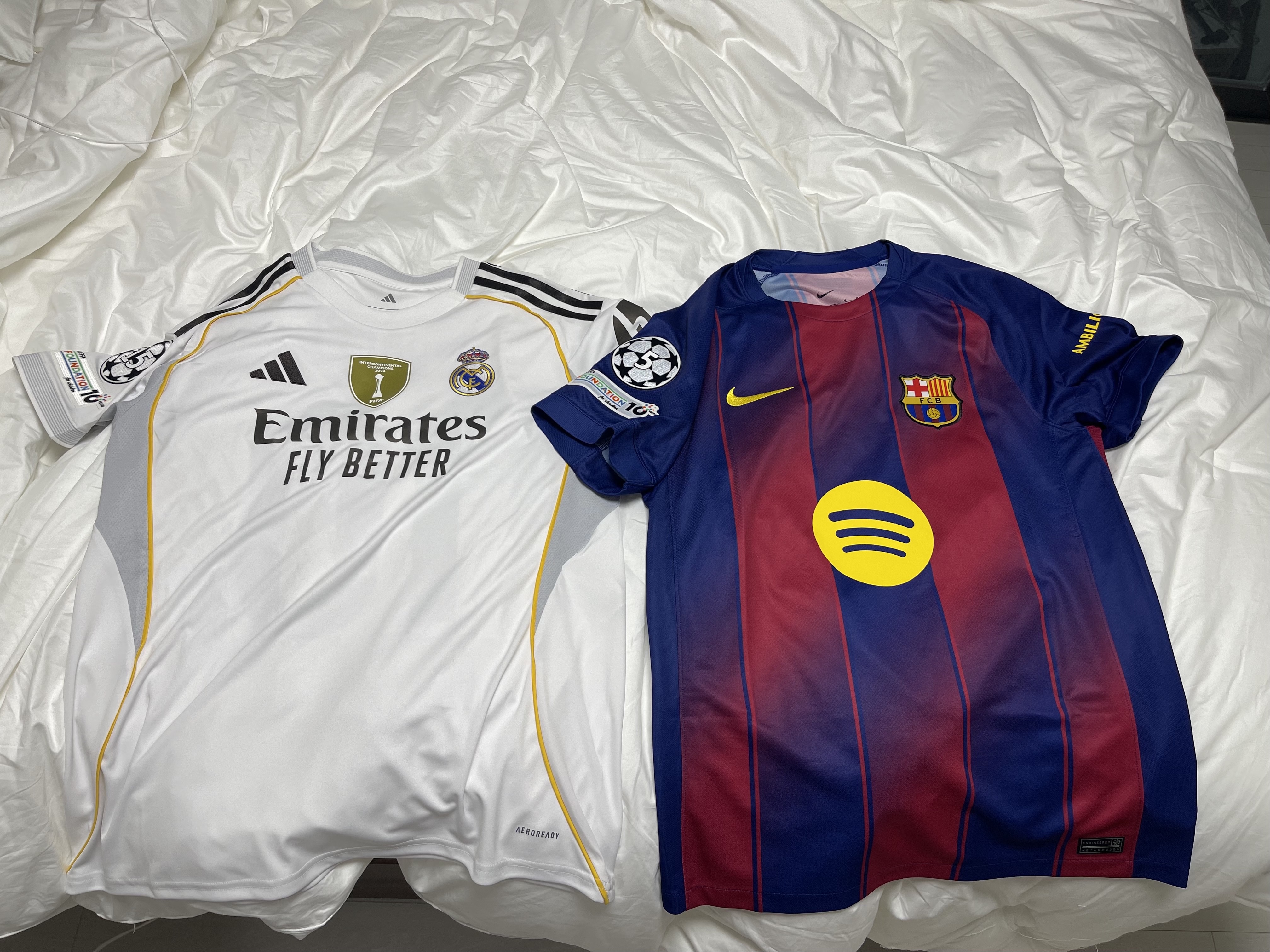 Nike FC Barcelona 2025/26 Stadium Home Dri-Fit Football Replica Jersey Deep Royal Blue Noble Red (Non Marking Ver.), Adidas Real Madrid 2025/26 Home Jersey White - KR Sizing (Non Marking Ver.) 착용 스타일 - 1