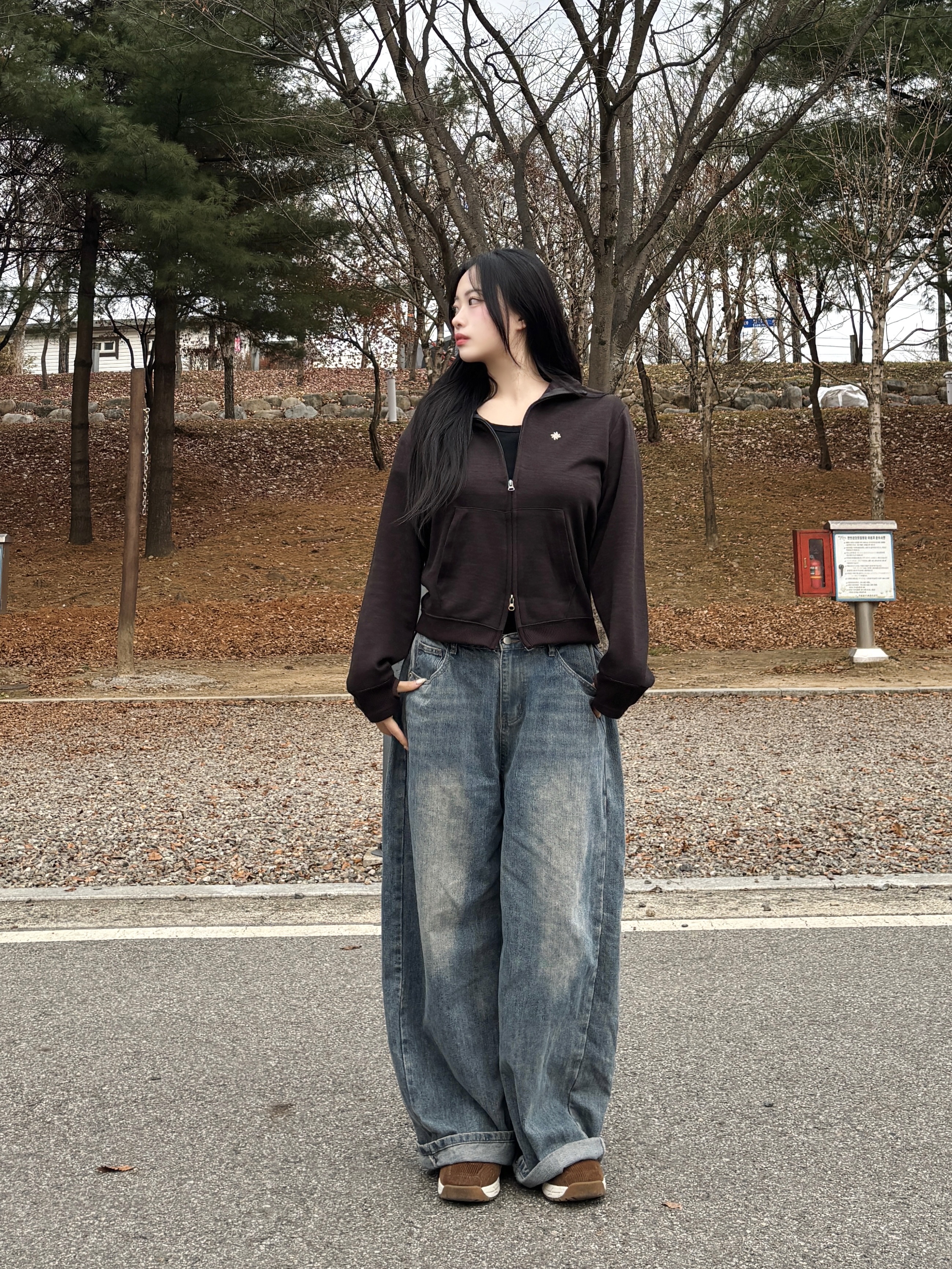 SLOW RECORD HOUSE Track Zip-Up Cardigan Brown 착용 스타일 - 2