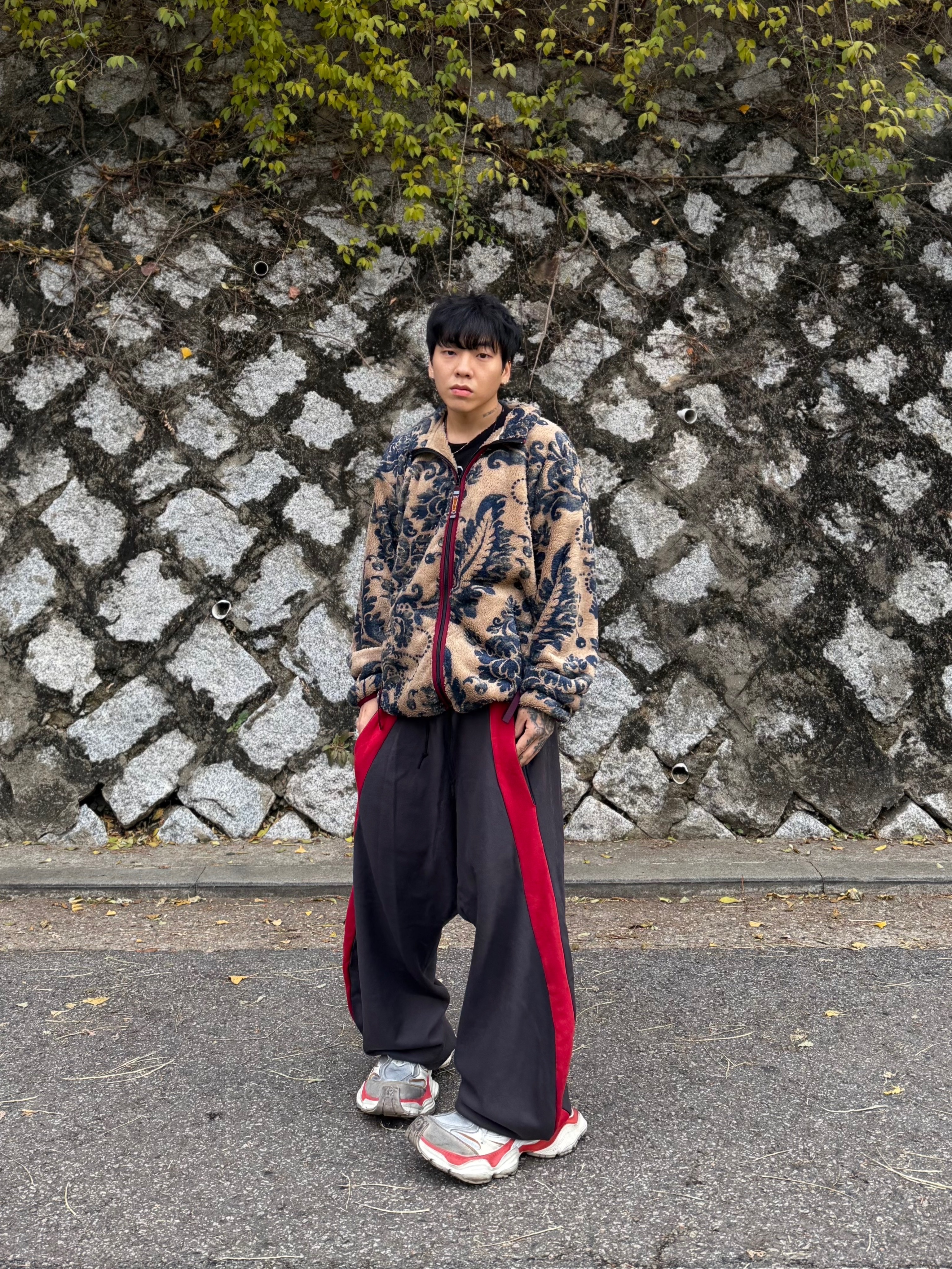 Kapital Damask Pattern Maria Fleece Zip Blouson Beige, Balenciaga Cargo Sneakers Beige Grey Red 착용 스타일 - 2