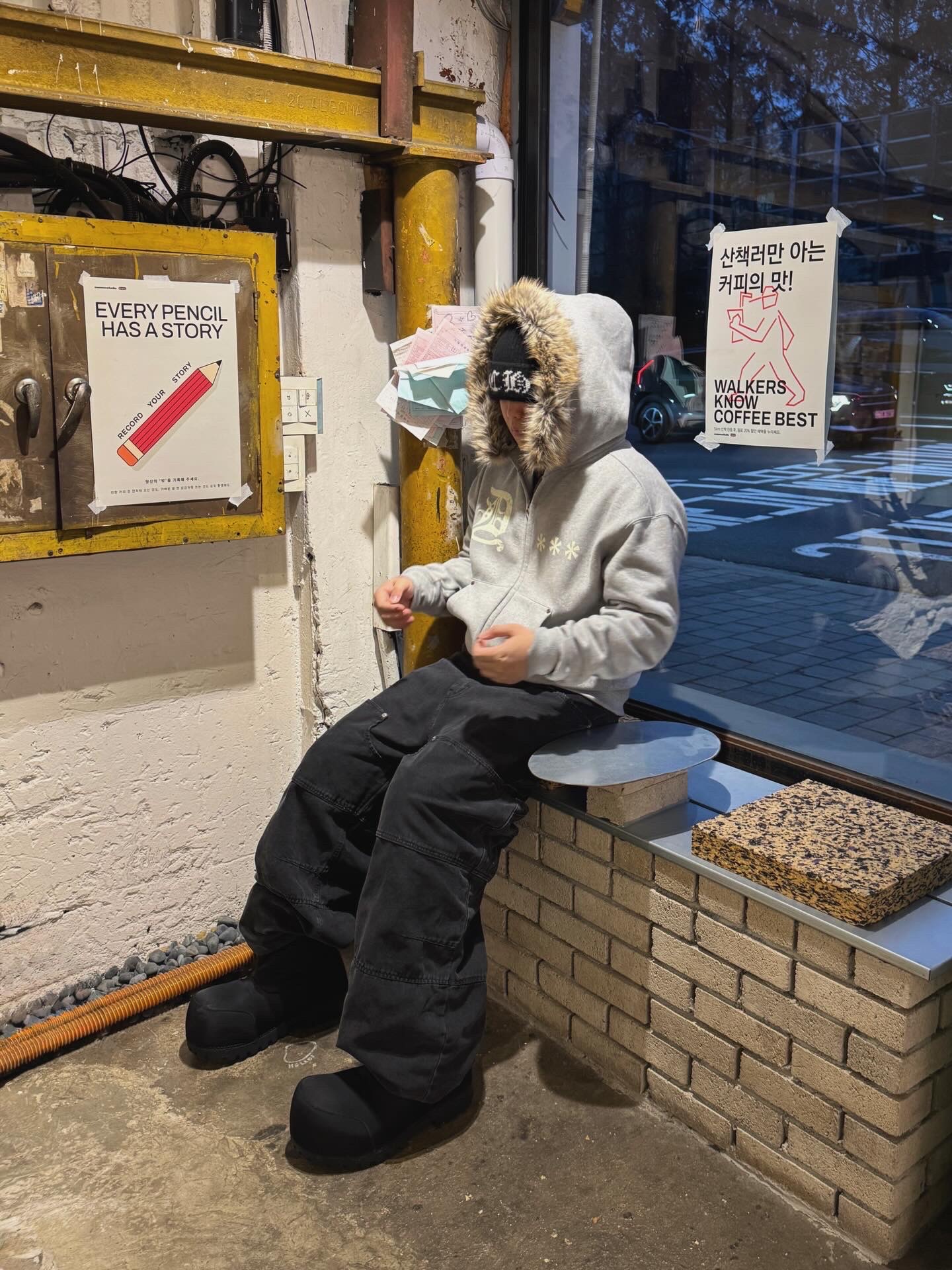 AMOU Fur Hoodie Zip Up Gray, Chrome Hearts Big Daddy Cashmere Beanie Black (Star Top Button Ver.) 착용 스타일 - 2