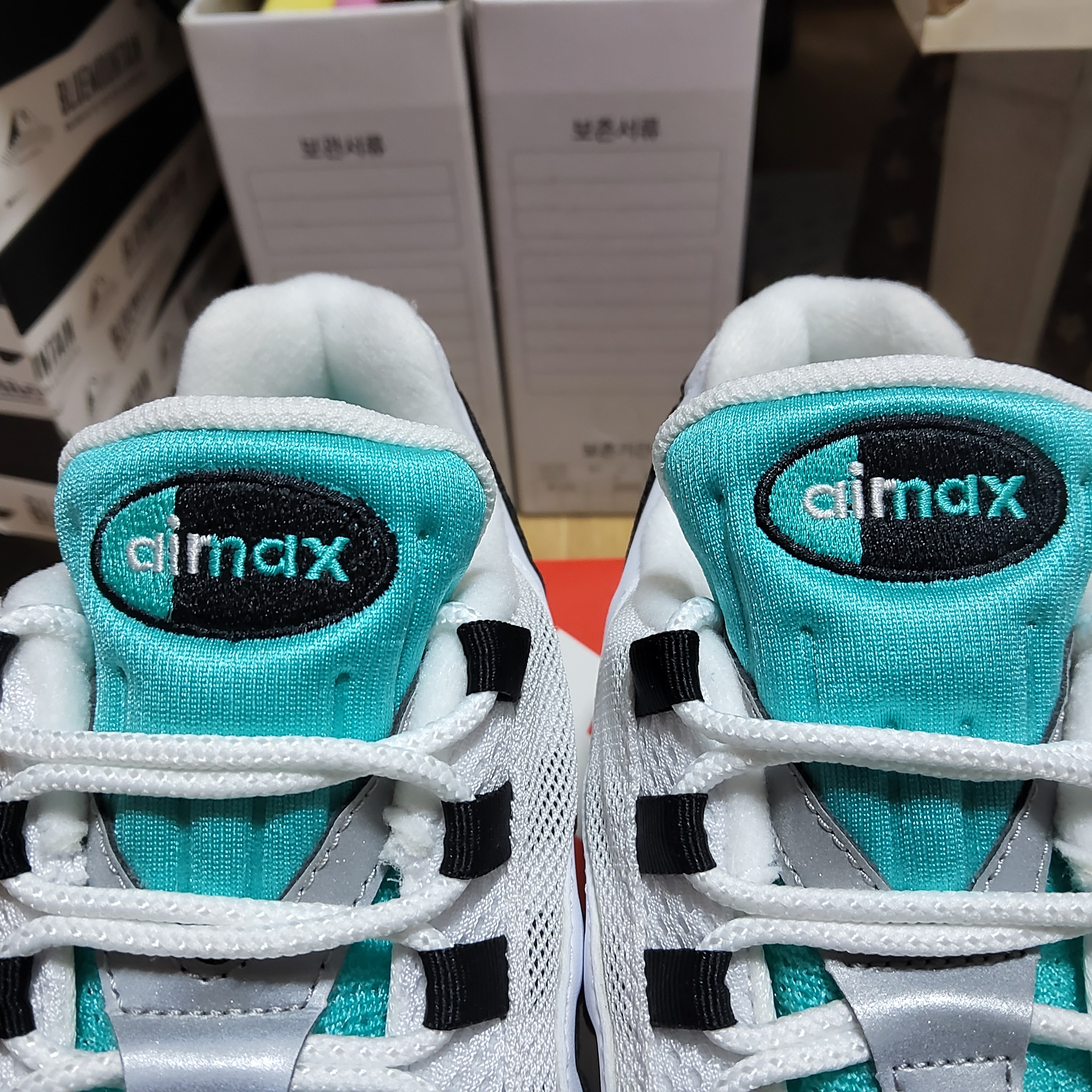 Nike Air Max 95 OG White and Black 착용 스타일 - 3