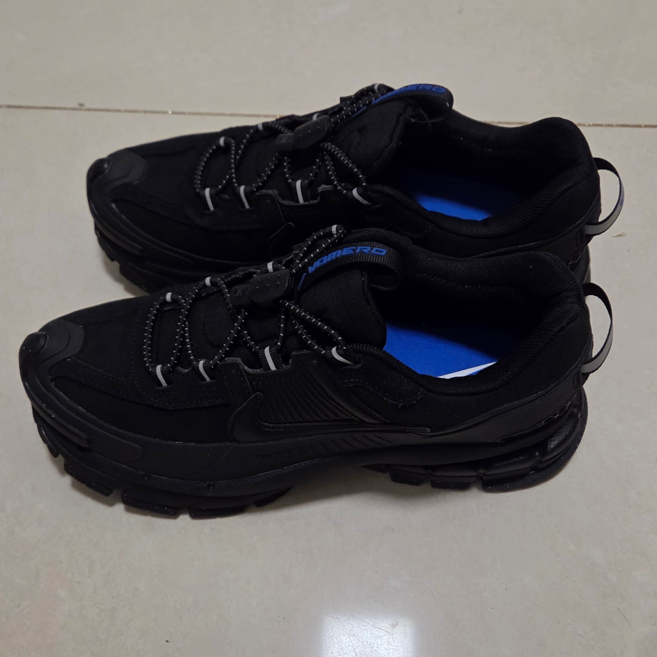 (W) Nike Zoom Vomero Roam Black 착용 스타일 - 2