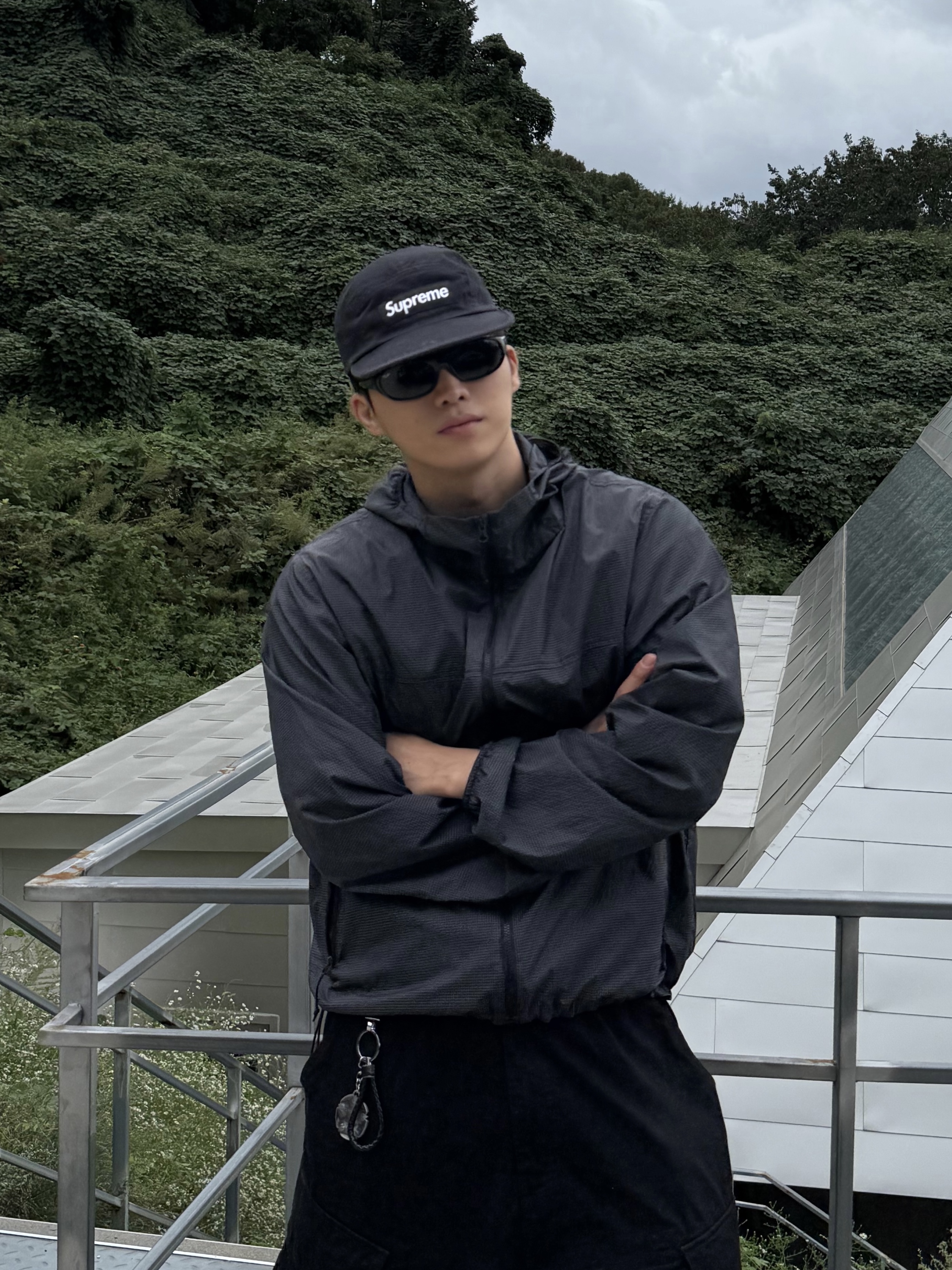 Supreme Washed Chino Twill Camp Cap Black 착용 스타일 - 2