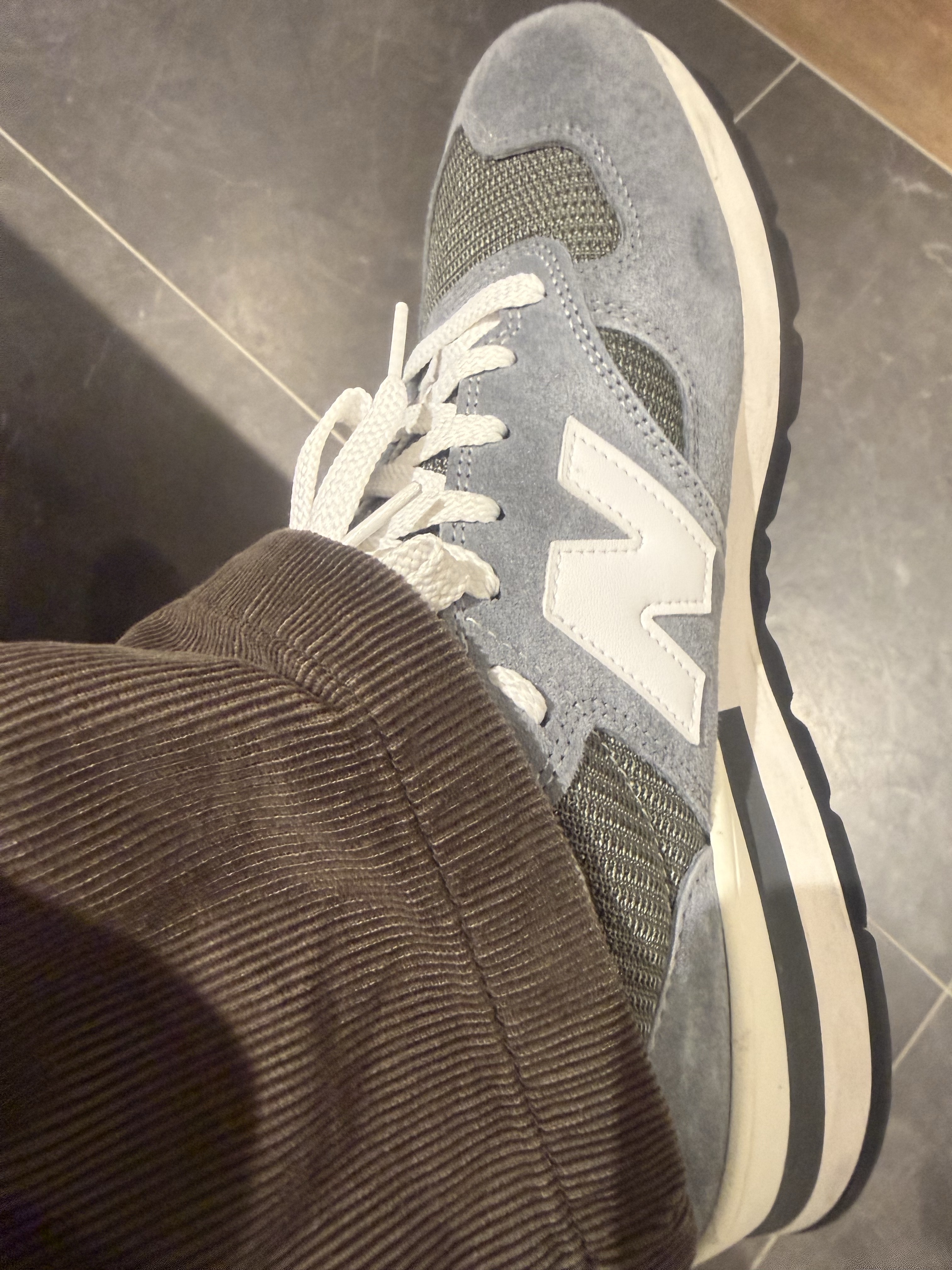 New Balance 990v1 Made in USA Grey White 착용 스타일 - 1