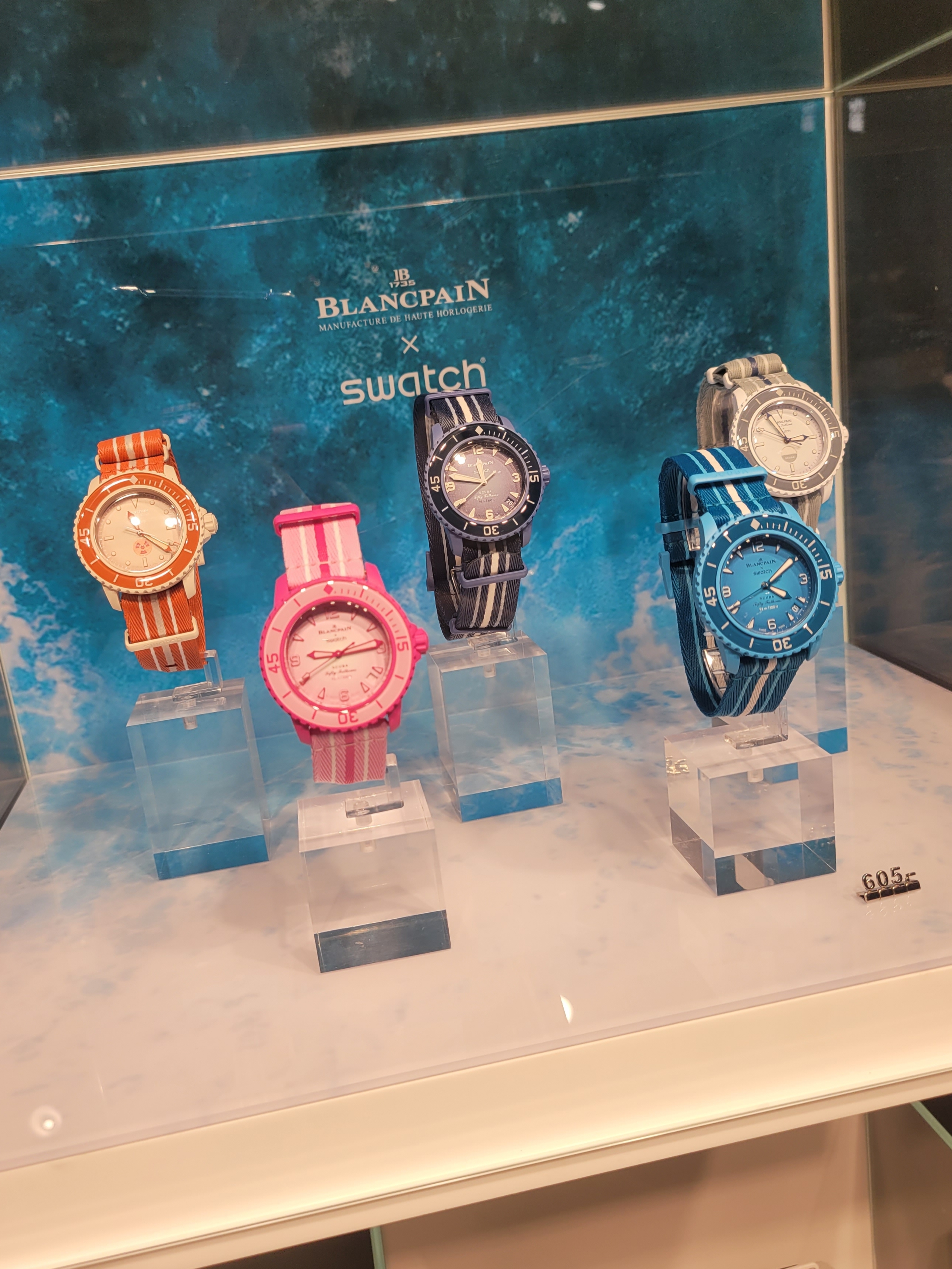 Swatch x Blancpain Bioceramic 42.3mm Pink Ocean, Swatch x Omega x Snoopy Bioceramic Moonswatch Mission To The Moonphase New Moon 착용 스타일 - 3