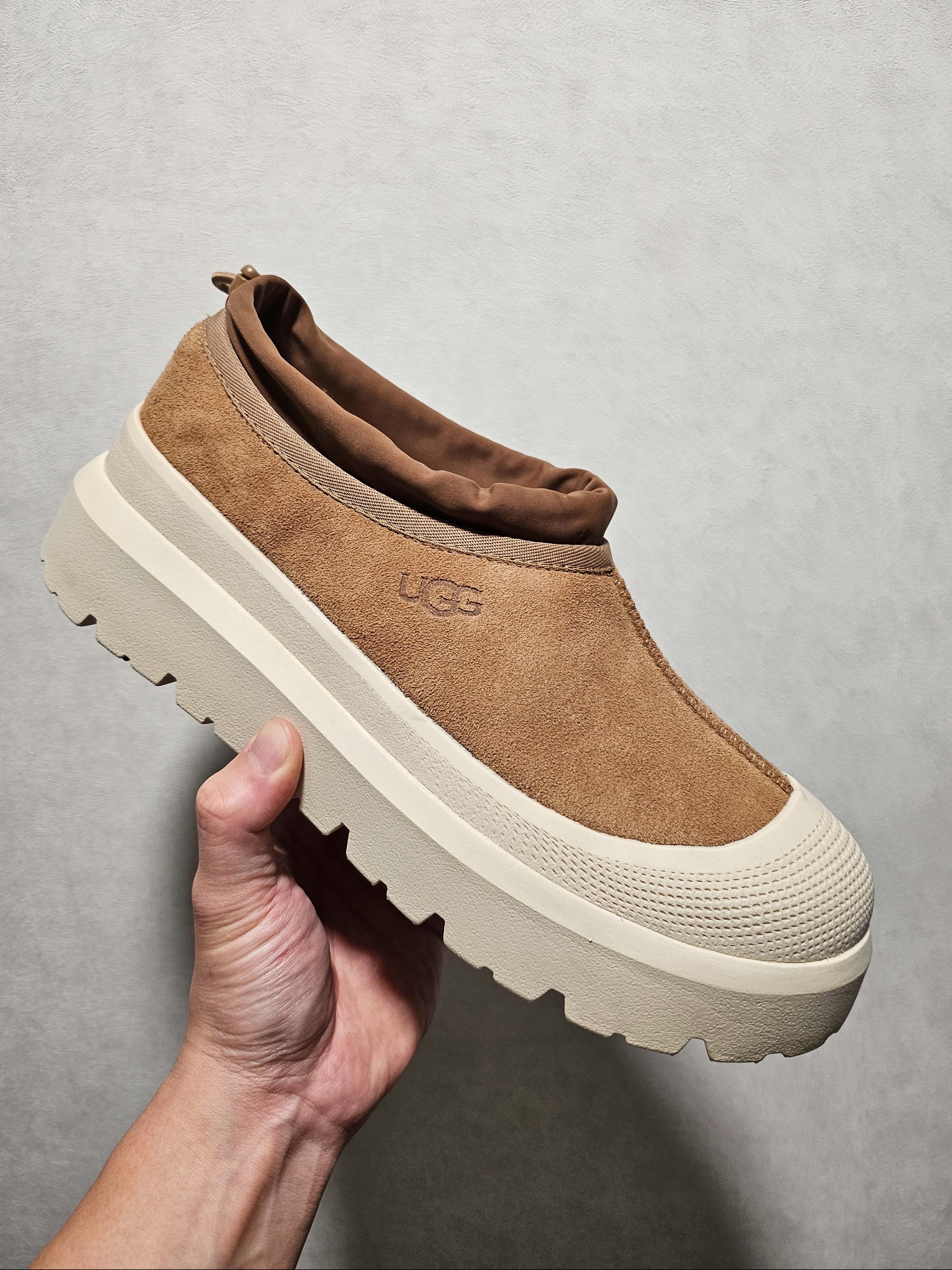 UGG Tasman Weather Hybrid Chestnut Whitecap 착용 스타일