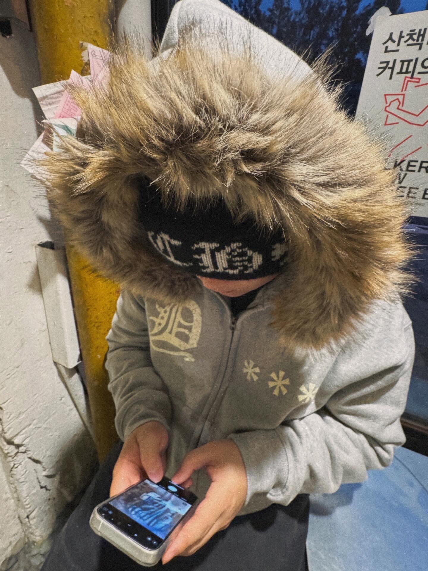 AMOU Fur Hoodie Zip Up Gray, Chrome Hearts Big Daddy Cashmere Beanie Black (Star Top Button Ver.) 착용 스타일 - 5