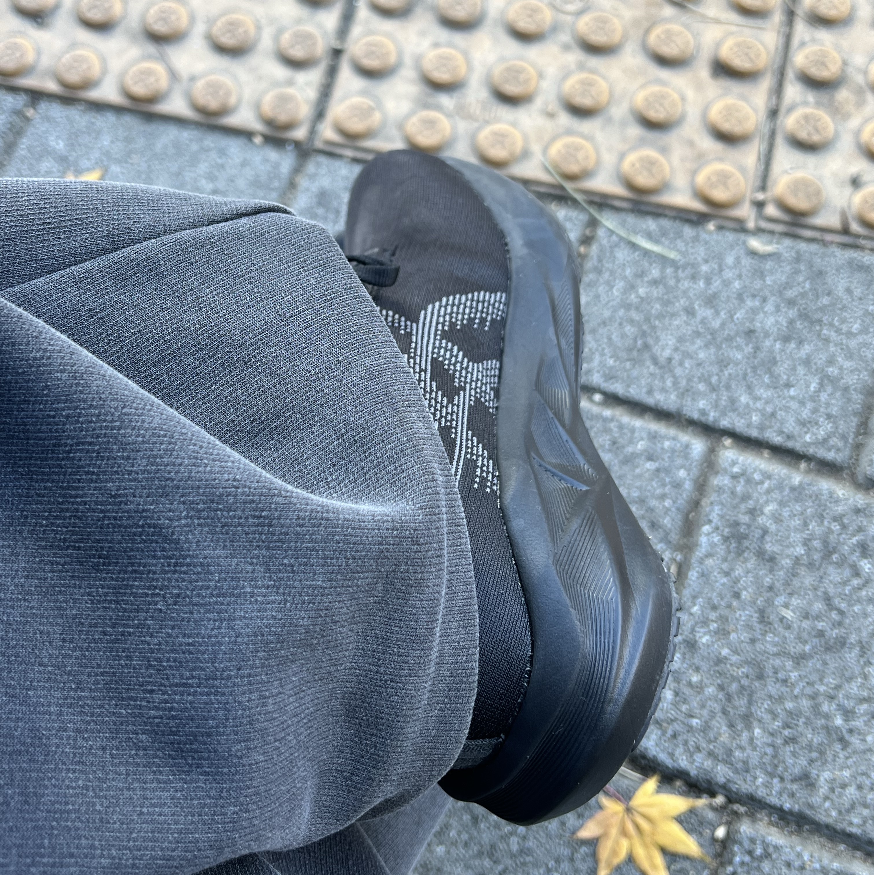 Asics Novablast 5 Black Carrier Grey 착용 스타일