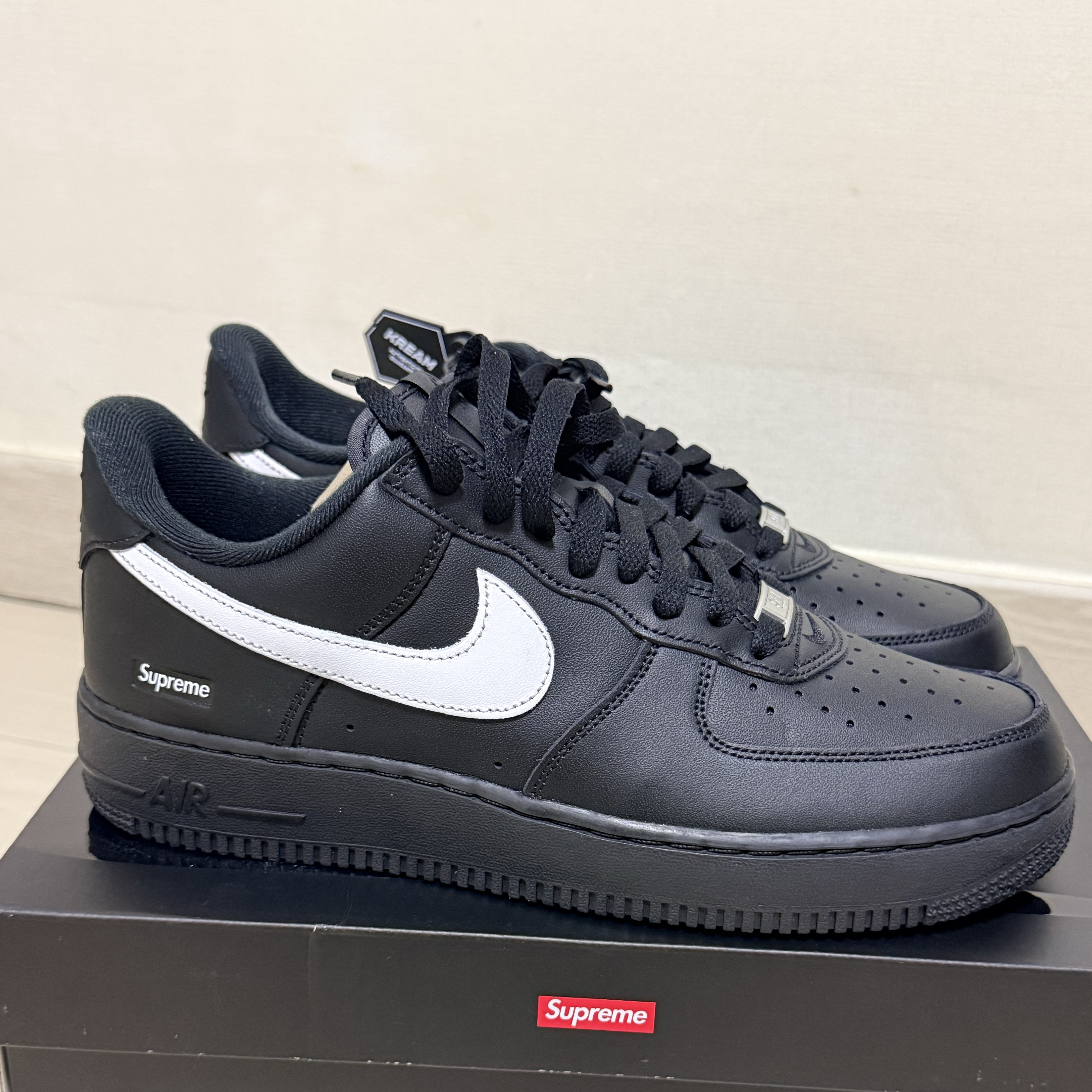 Nike x Supreme Air Force 1 Low Black 착용 스타일
