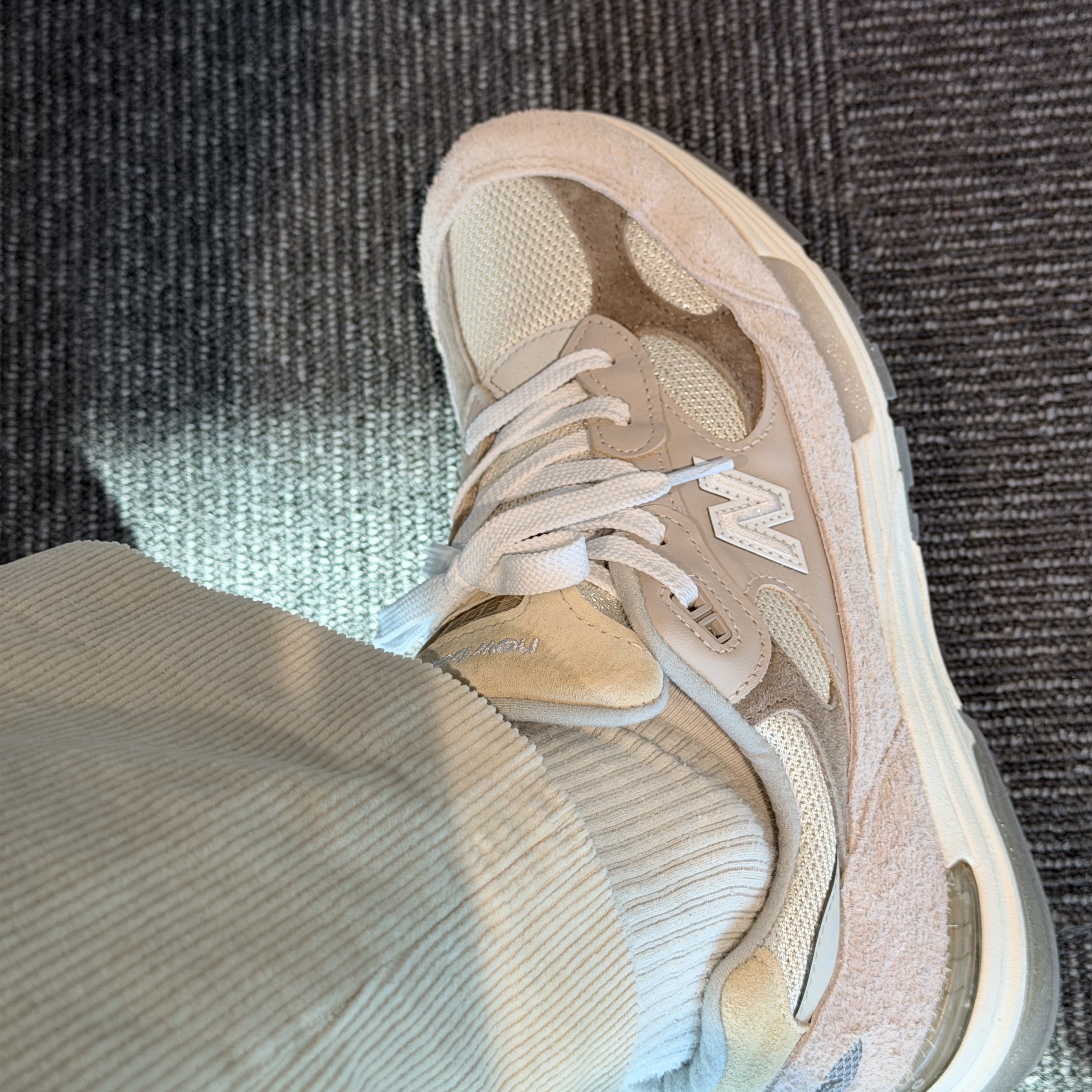 New Balance 992 Made in USA Moonrock Mushroom 착용 스타일