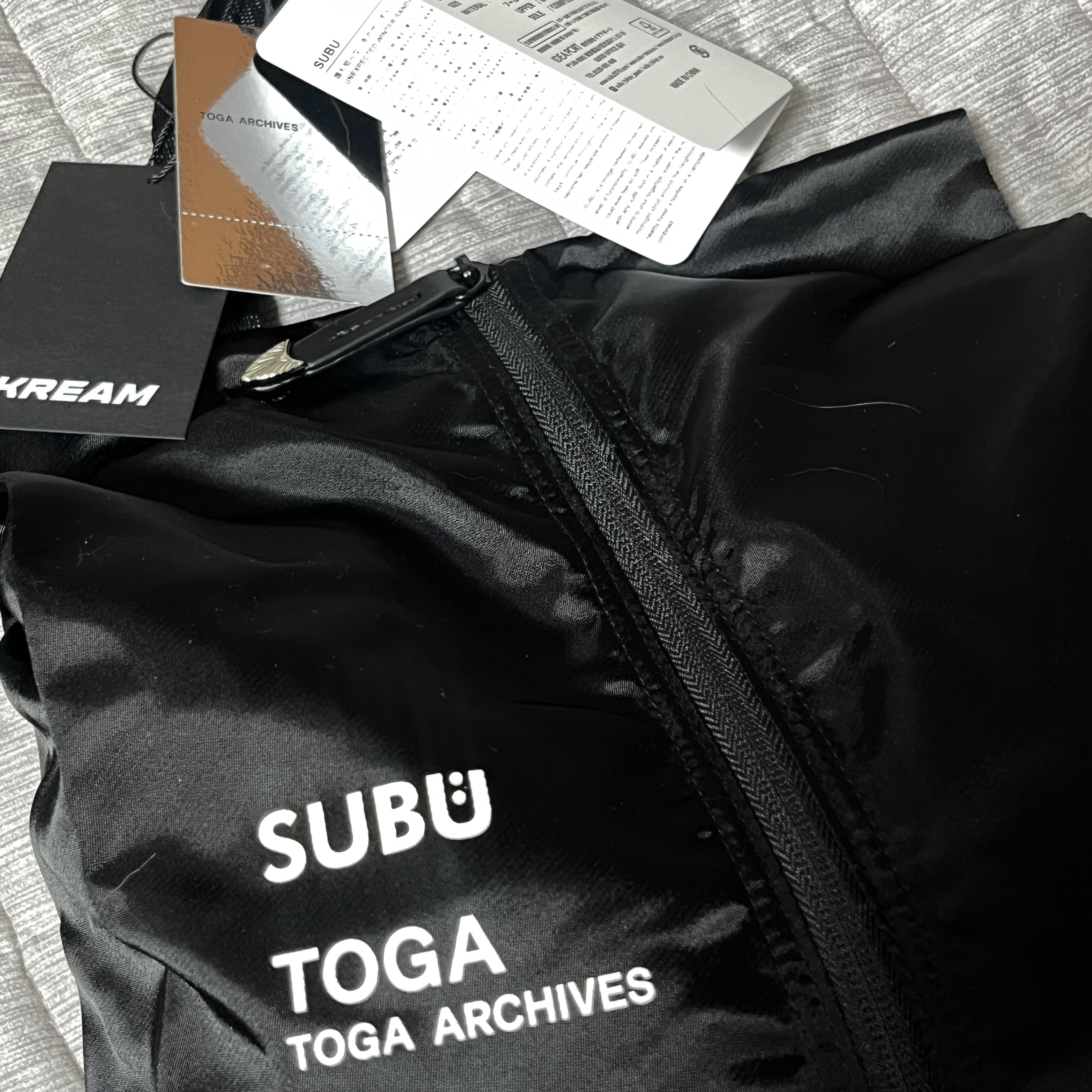Subu x Toga Knit Slip-On Black 착용 스타일 - 3