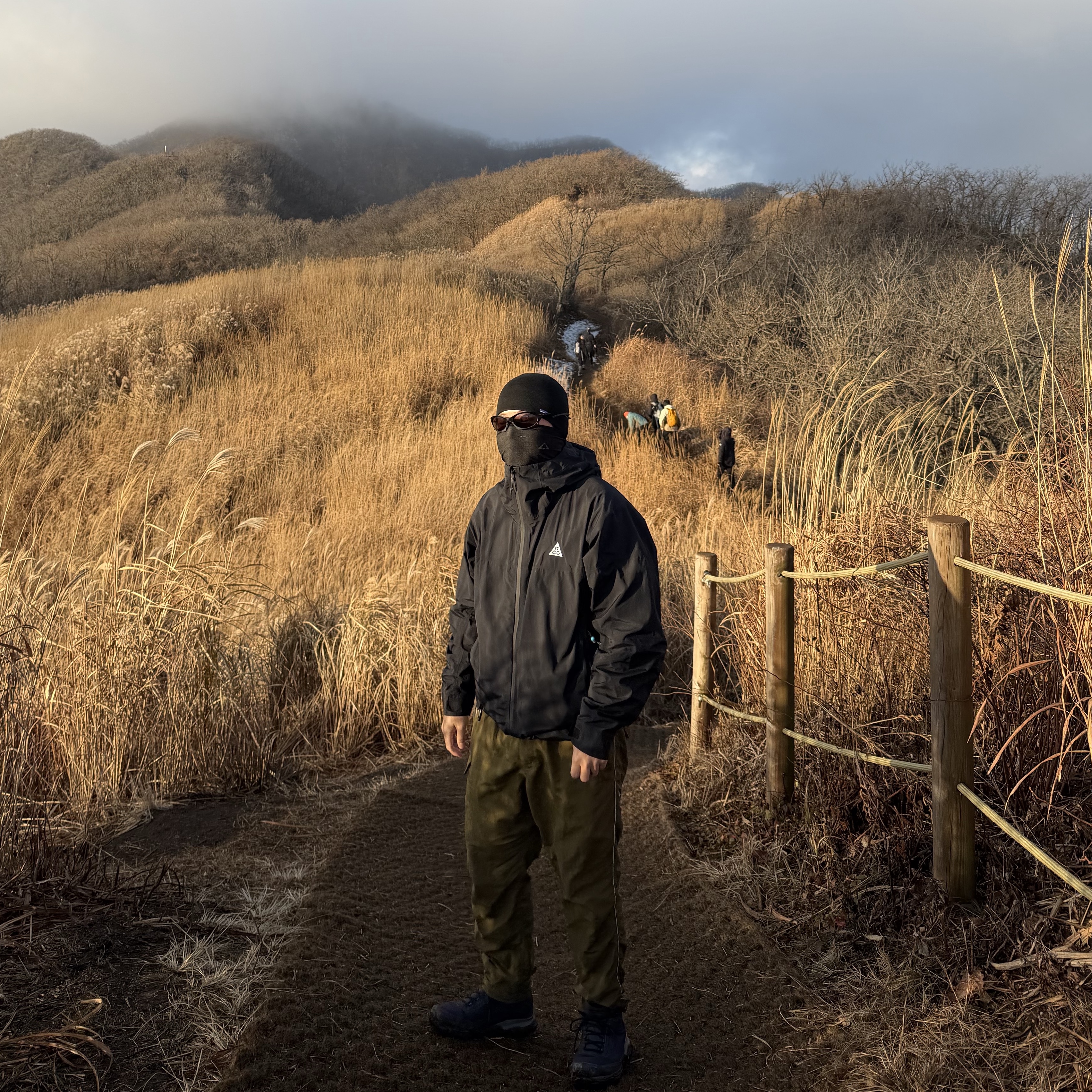Nike ACG Morpho Storm-Fit ADV Rain Jacket Black - Asia, Oakley Plantaris Matte Black Frame Prizm Grey Lenses Regular Universal Fit 착용 스타일