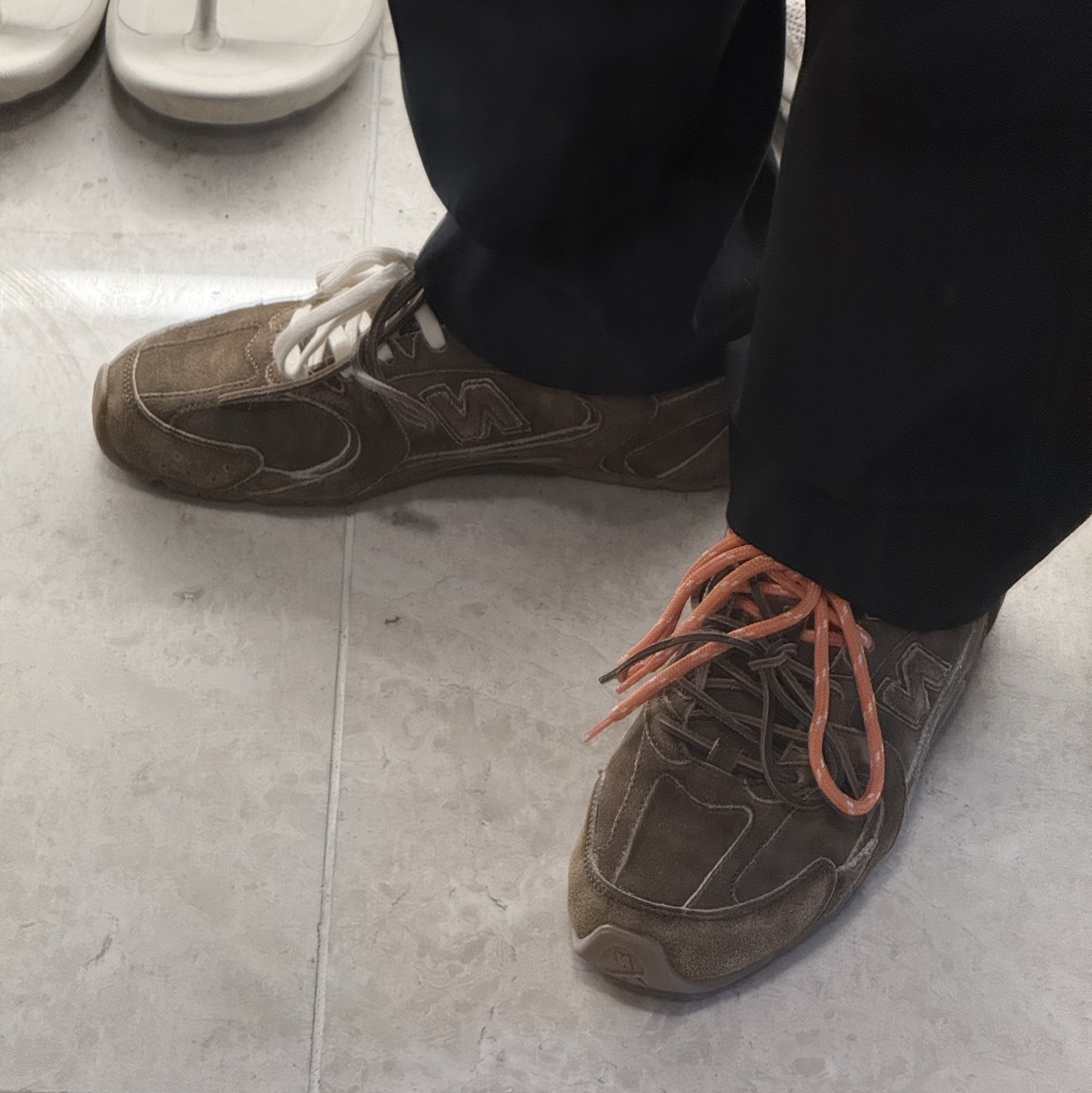 (W) New Balance x Miu Miu 530 Suede Mesh Sneakers Cinnamon 착용 스타일 - 2