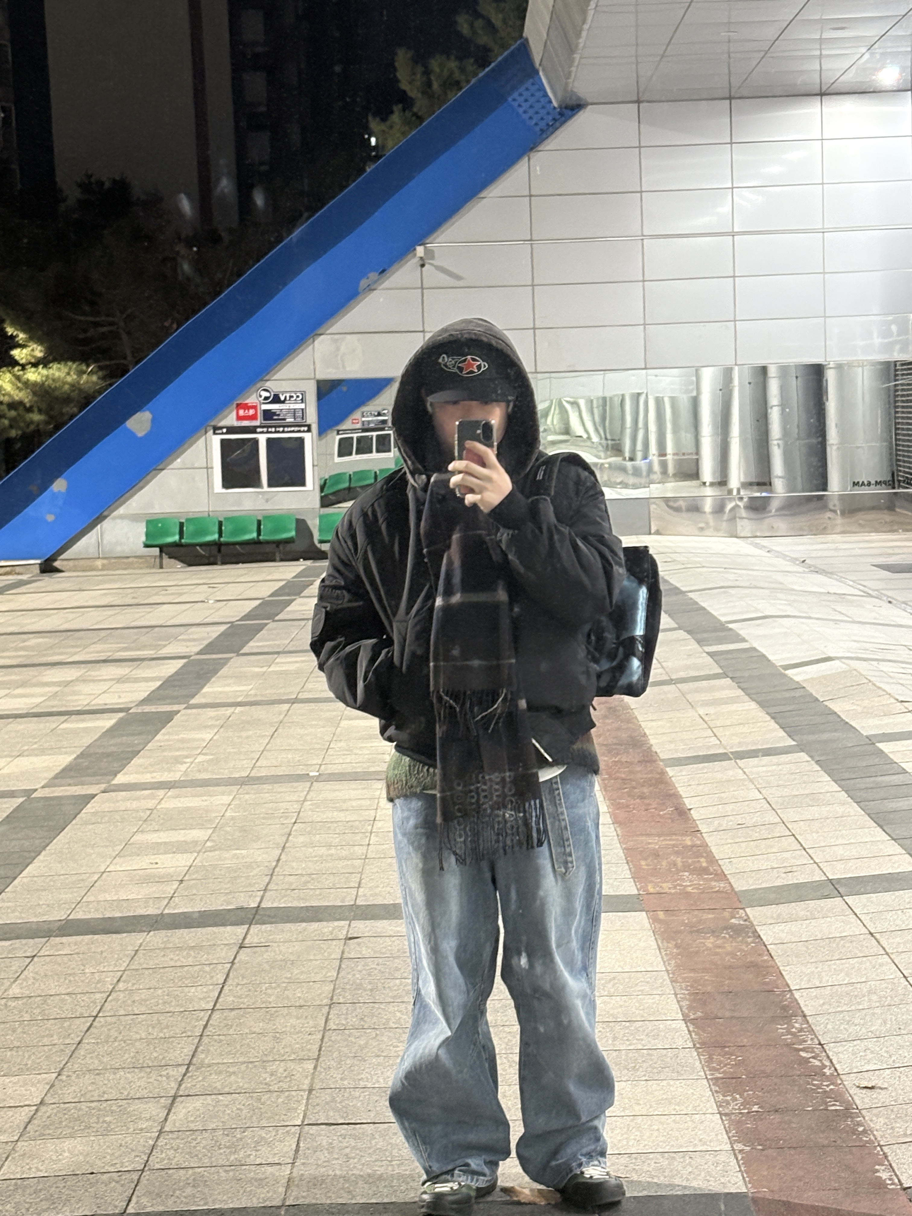 H&M x Glenn Martens Hooded Wool Scarf Dark Blue Check, Salomon x The Broken Arm Pastoral Green Haze Black Forest 착용 스타일