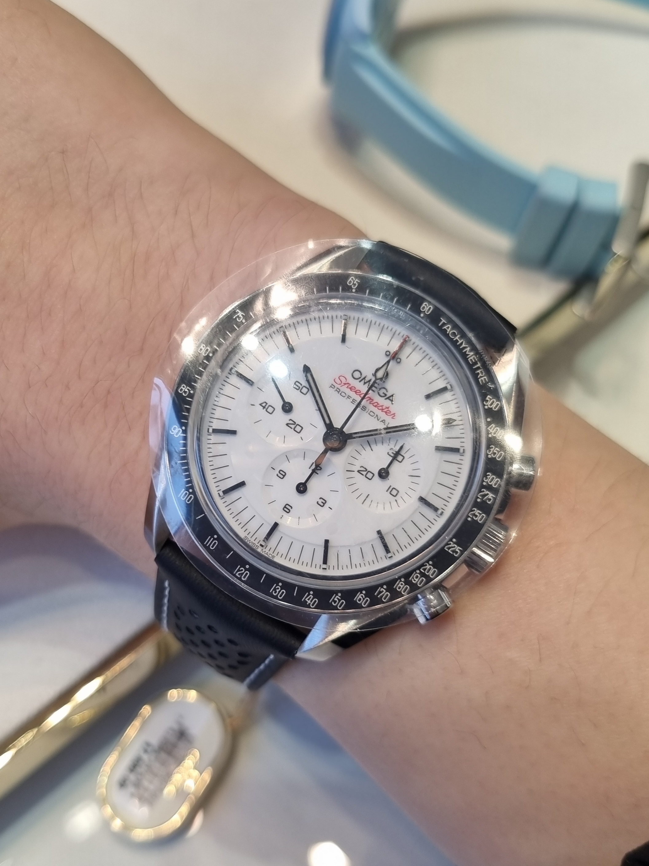 Omega Speedmaster Moonwatch Professional Co Axial Master Chronometer Steel White 착용 스타일