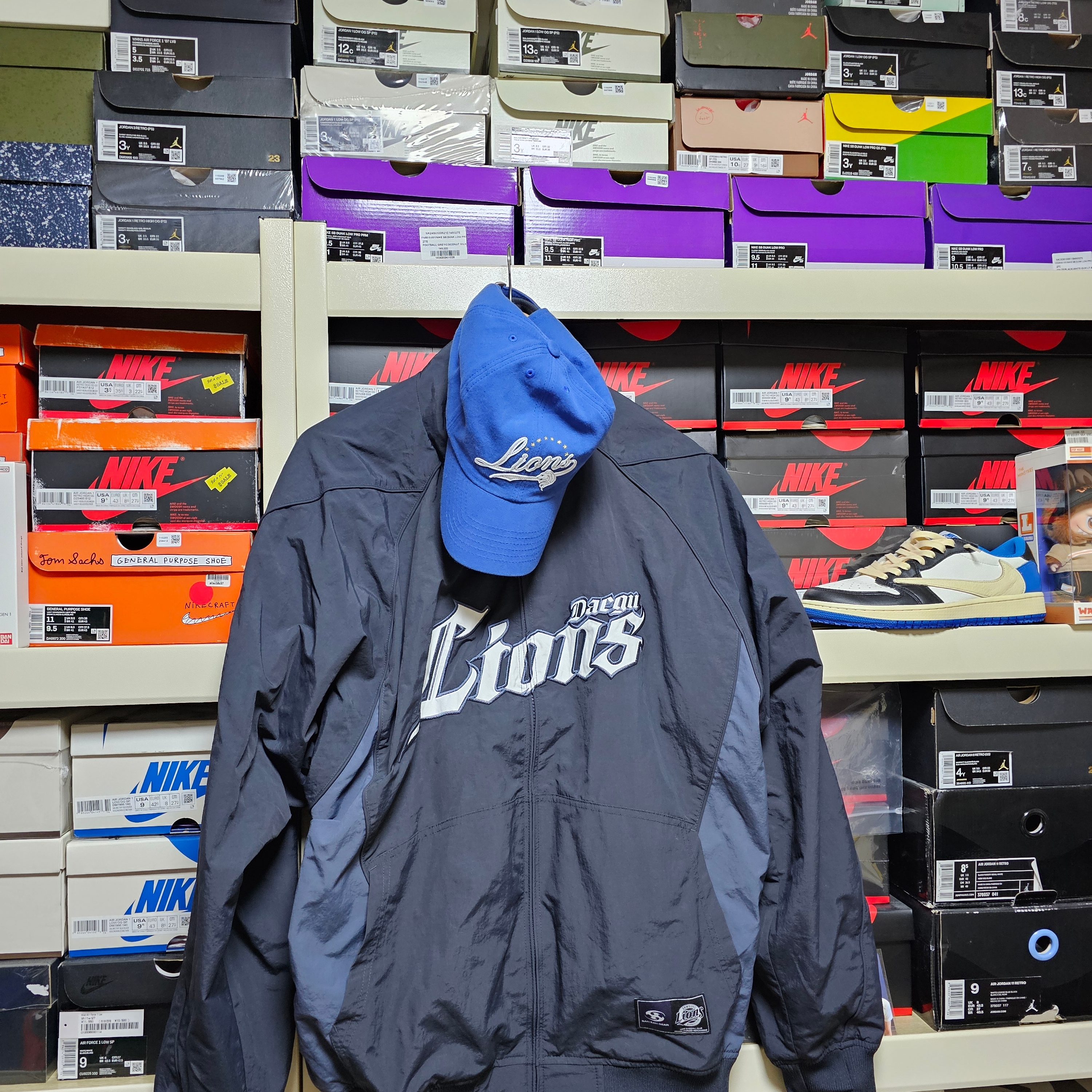 Sansan Gear x Samsung Lions Jacket Navy, Sansan Gear x Samsung Lions Script Cap Blue 착용 스타일