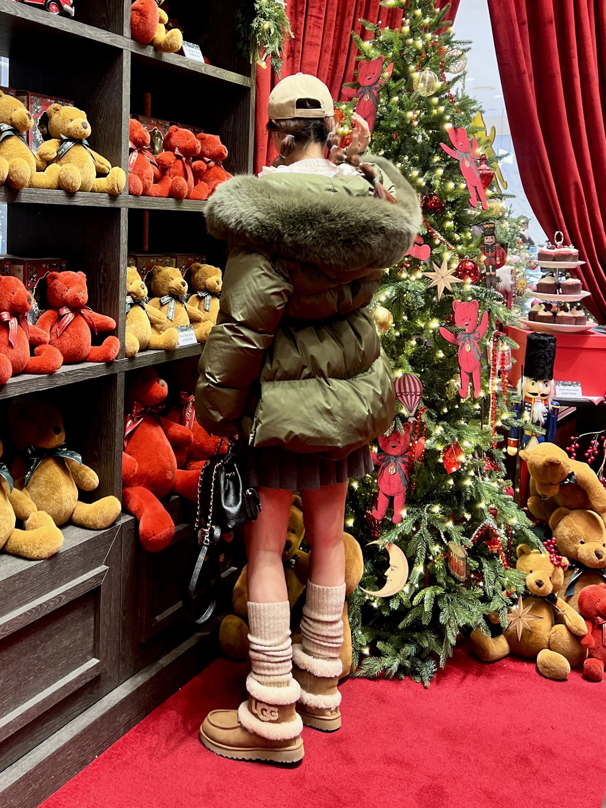 (W) UGG Ultra Mini UGG Fluff Chestnut 착용 스타일 - 1