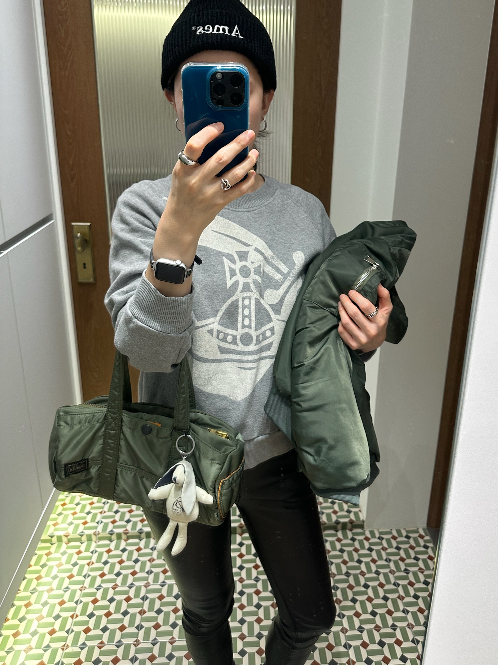 Dr. Martens Flora Smooth Chelsea Boots Black, Porter Tanker Duffle Bag S Sage Green 착용 스타일 - 4