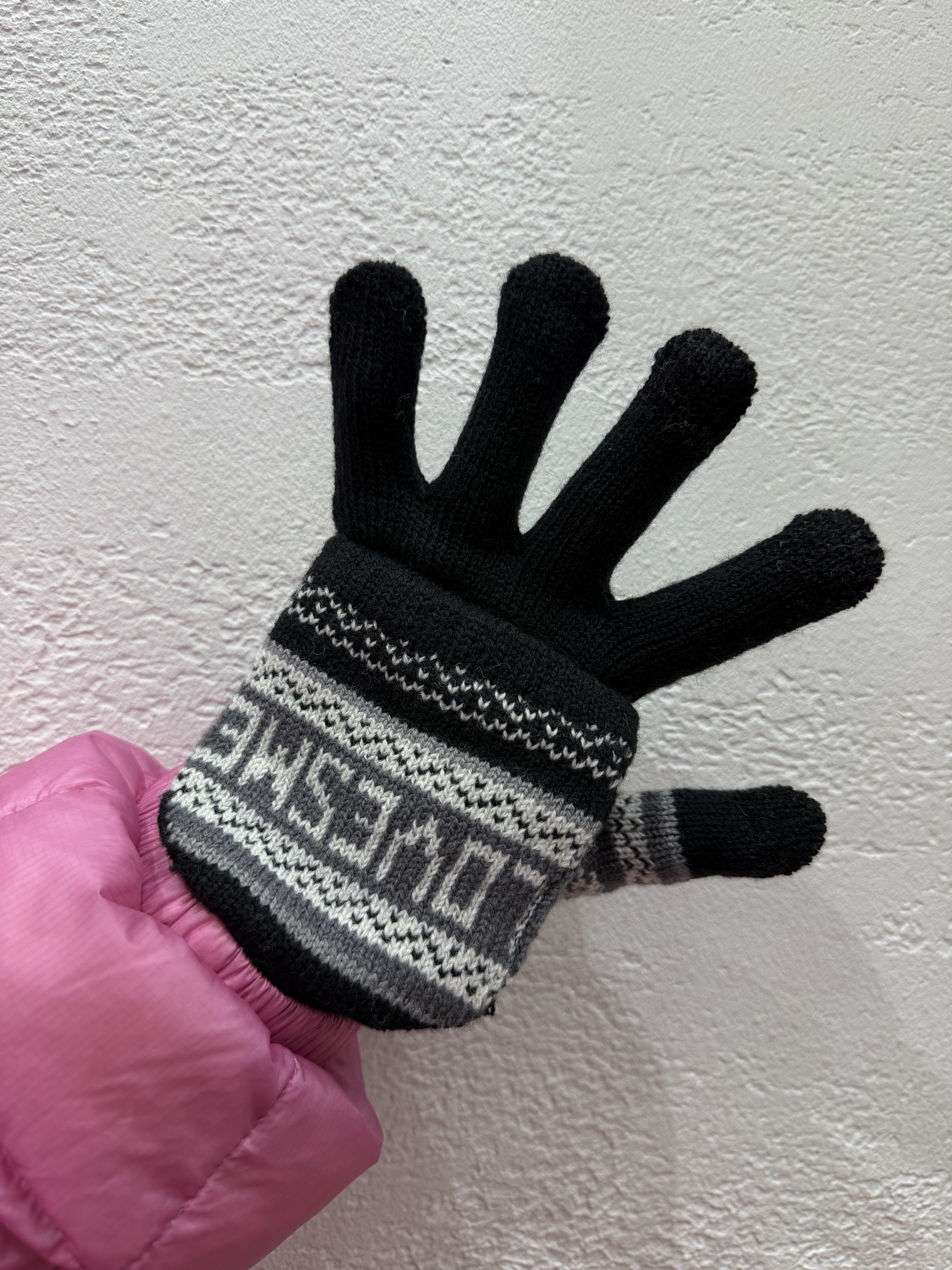Palace Loves Me Knitted Gloves Black - 25FW, Stussy Midweight Puffer Pink 착용 스타일 - 2