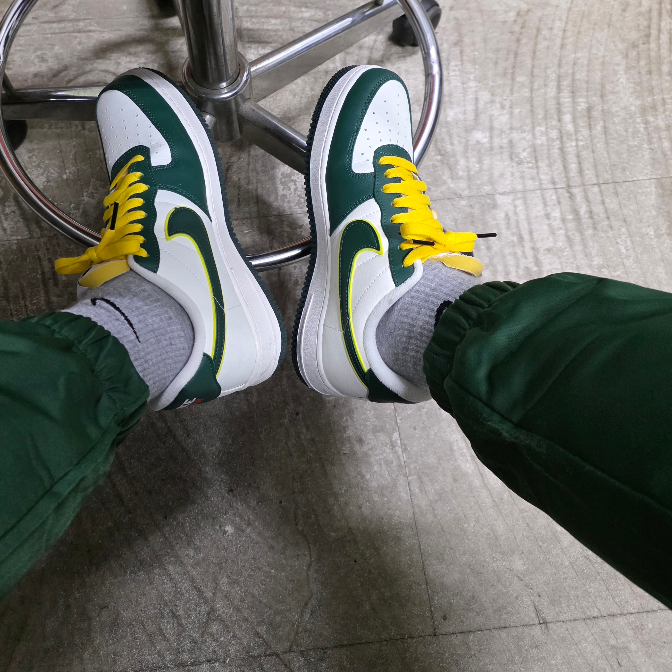 Nike Air Force 1 '07 LV8 Sail Noble Green 착용 스타일
