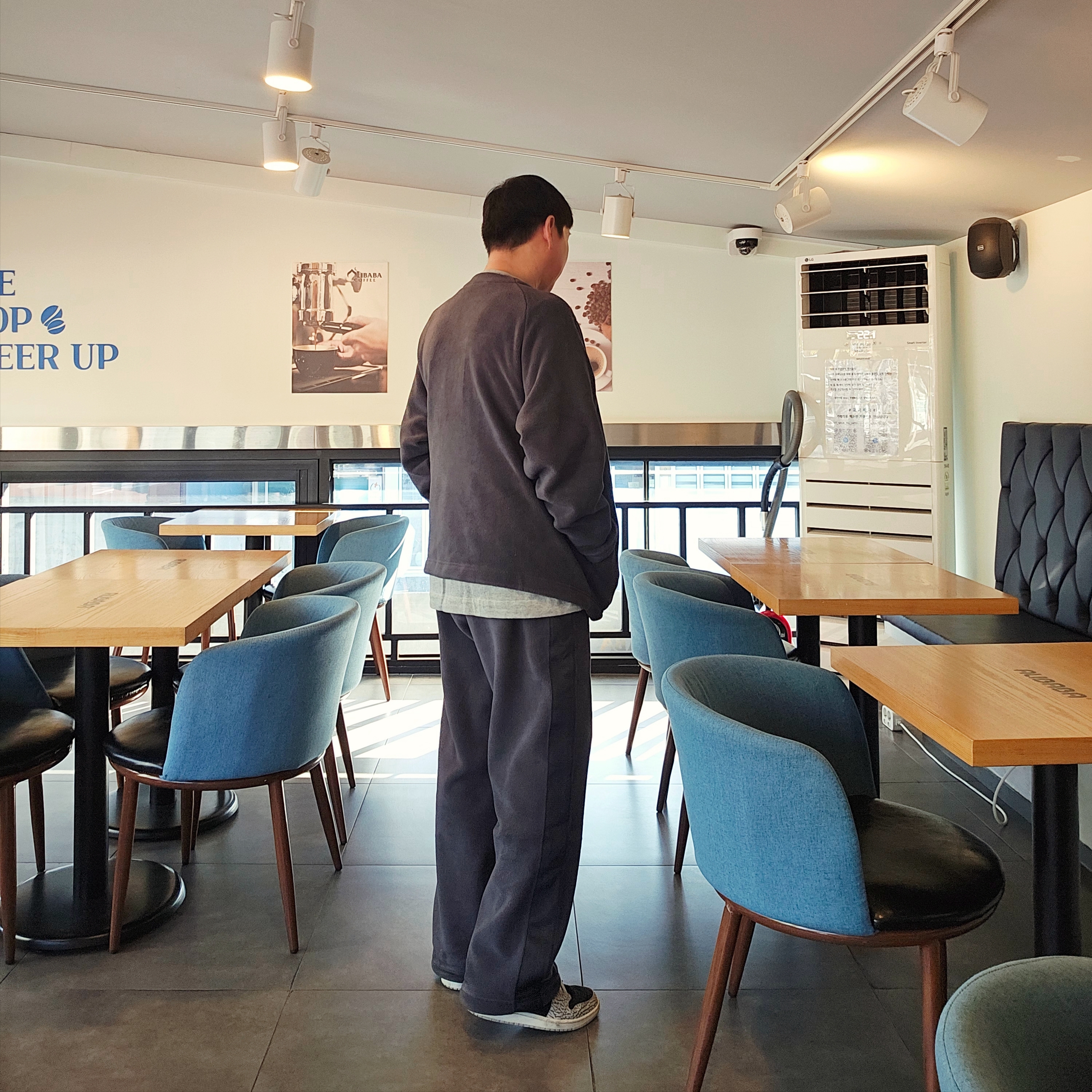 Uniqlo x Needles Fleece Oversized Cardigan Dark Gray - KR, Uniqlo x Needles Fleece Wide Pants Dark Gray - KR 착용 스타일 - 3