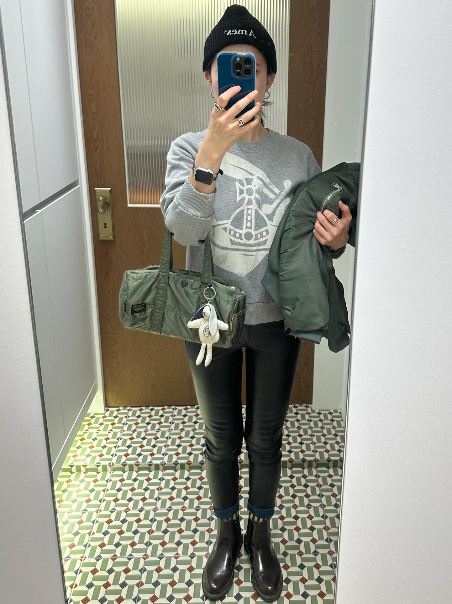 Dr. Martens Flora Smooth Chelsea Boots Black, Porter Tanker Duffle Bag S Sage Green 착용 스타일 - 3