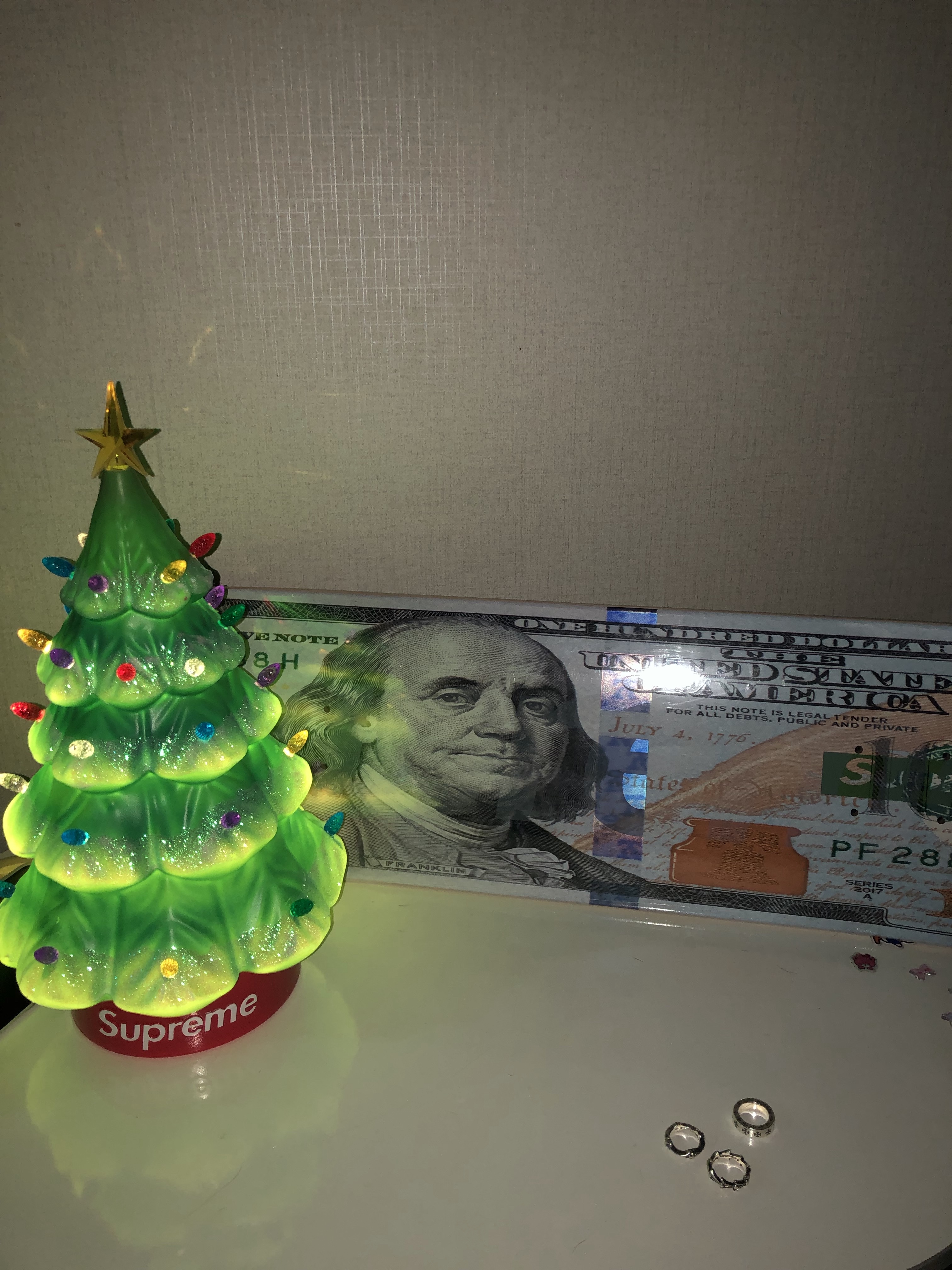Supreme Money Logo Skateboard Multicolor 8.25" x 32" - 25FW, Supreme 15" Holiday Tree Green - 25FW 착용 스타일