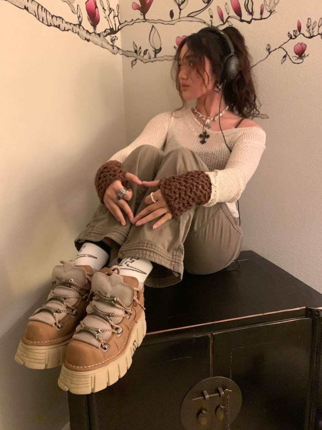 Thevinylhouse Stars Hand Warmer Grey, [트리플적립]SUNLOVE Knit Hand Warmer Ivory 착용 스타일 - 2