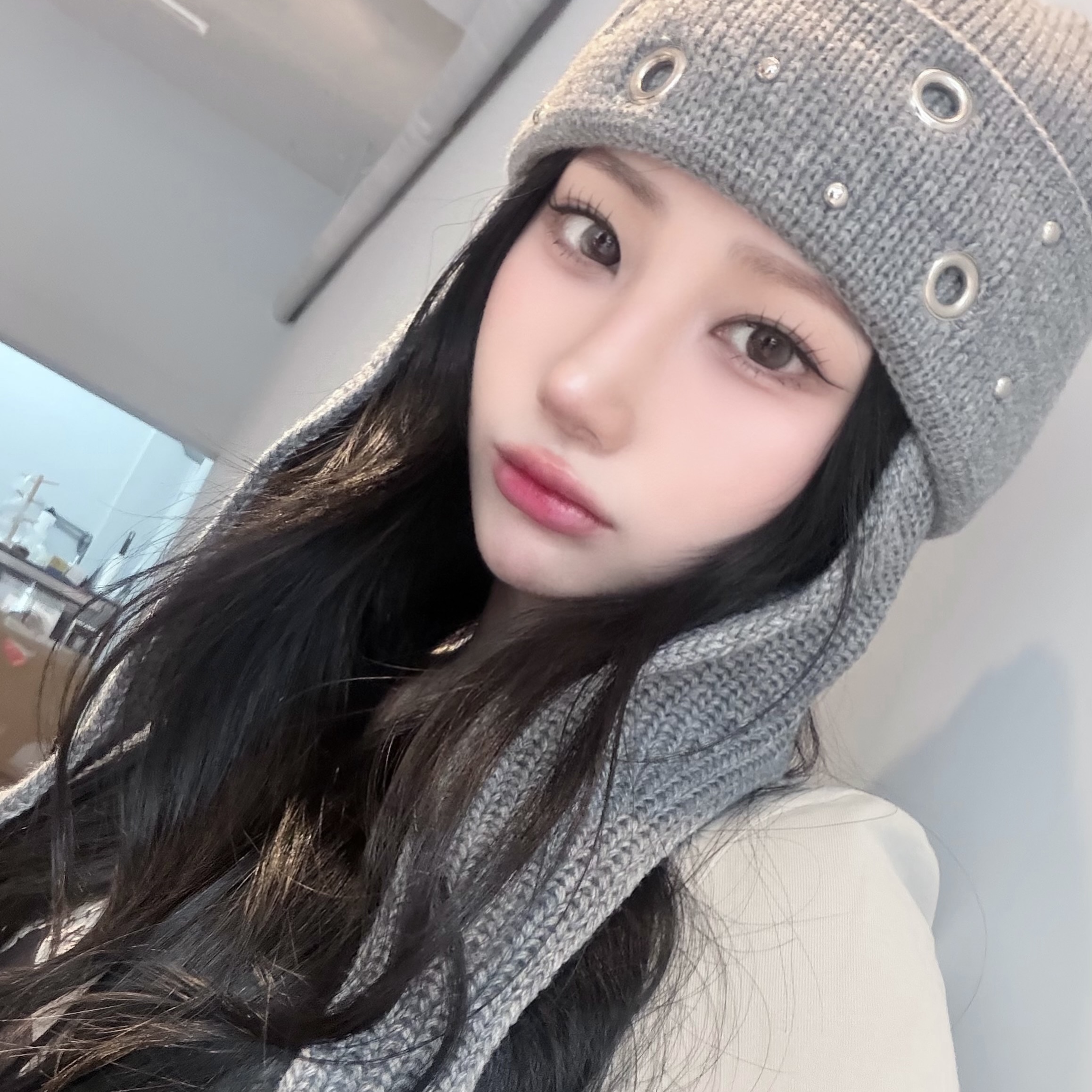 DAUSPICE Eyelet Stud Earflap Beanie Gray 착용 스타일