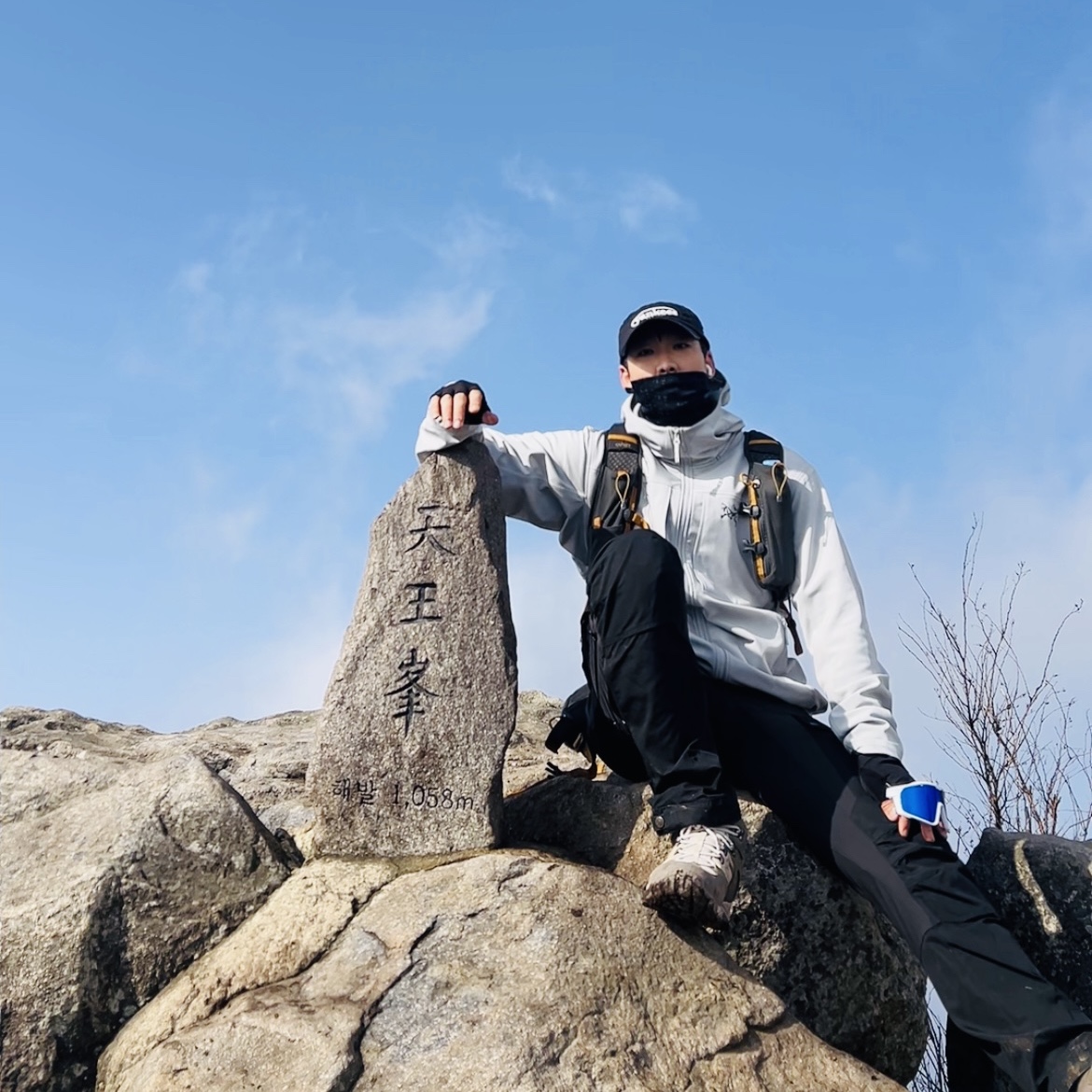 Arc'teryx Gamma MX Hoody Solitude, Fjallraven Keb Trousers Black 착용 스타일 - 2