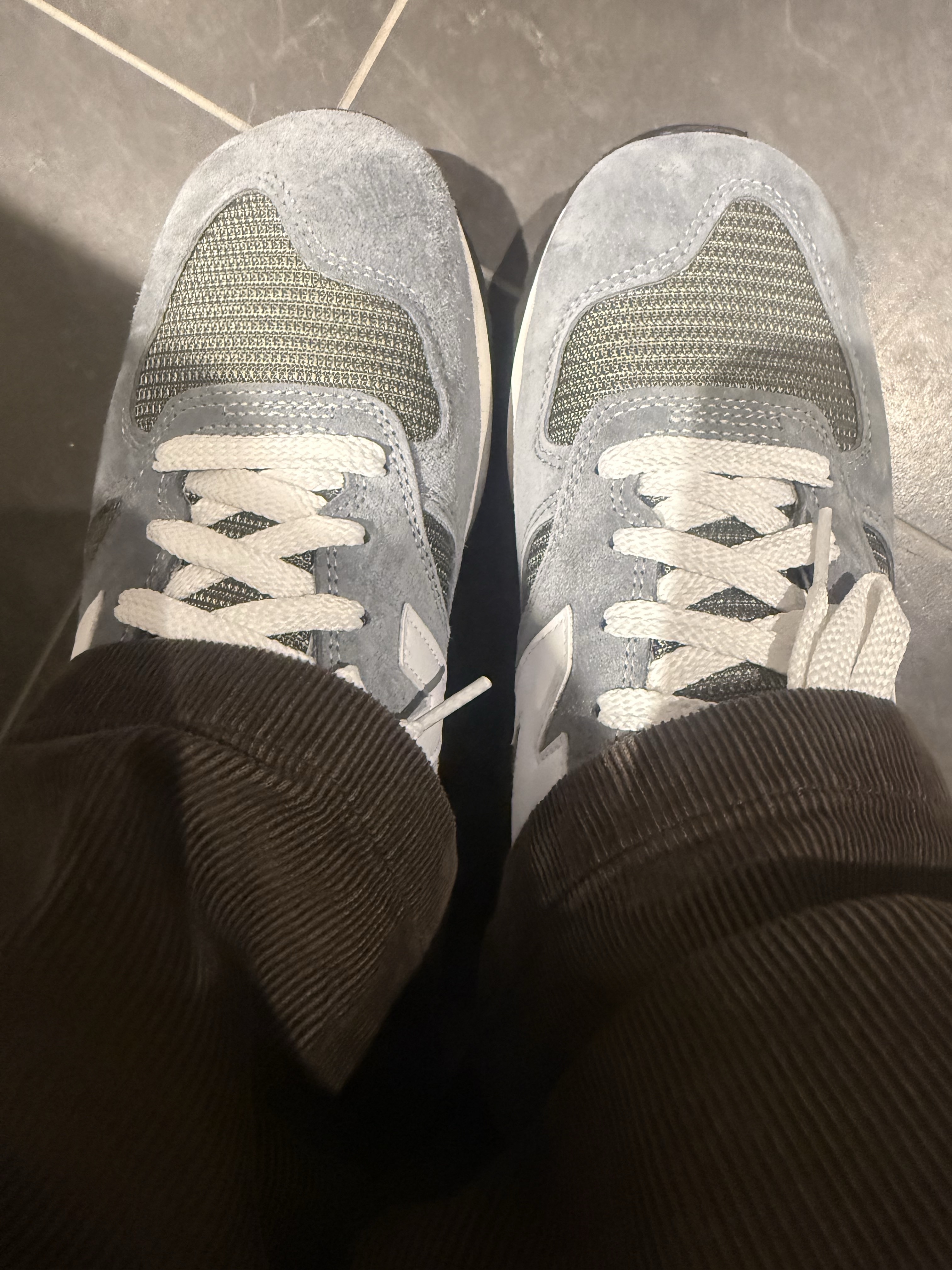 New Balance 990v1 Made in USA Grey White 착용 스타일 - 3