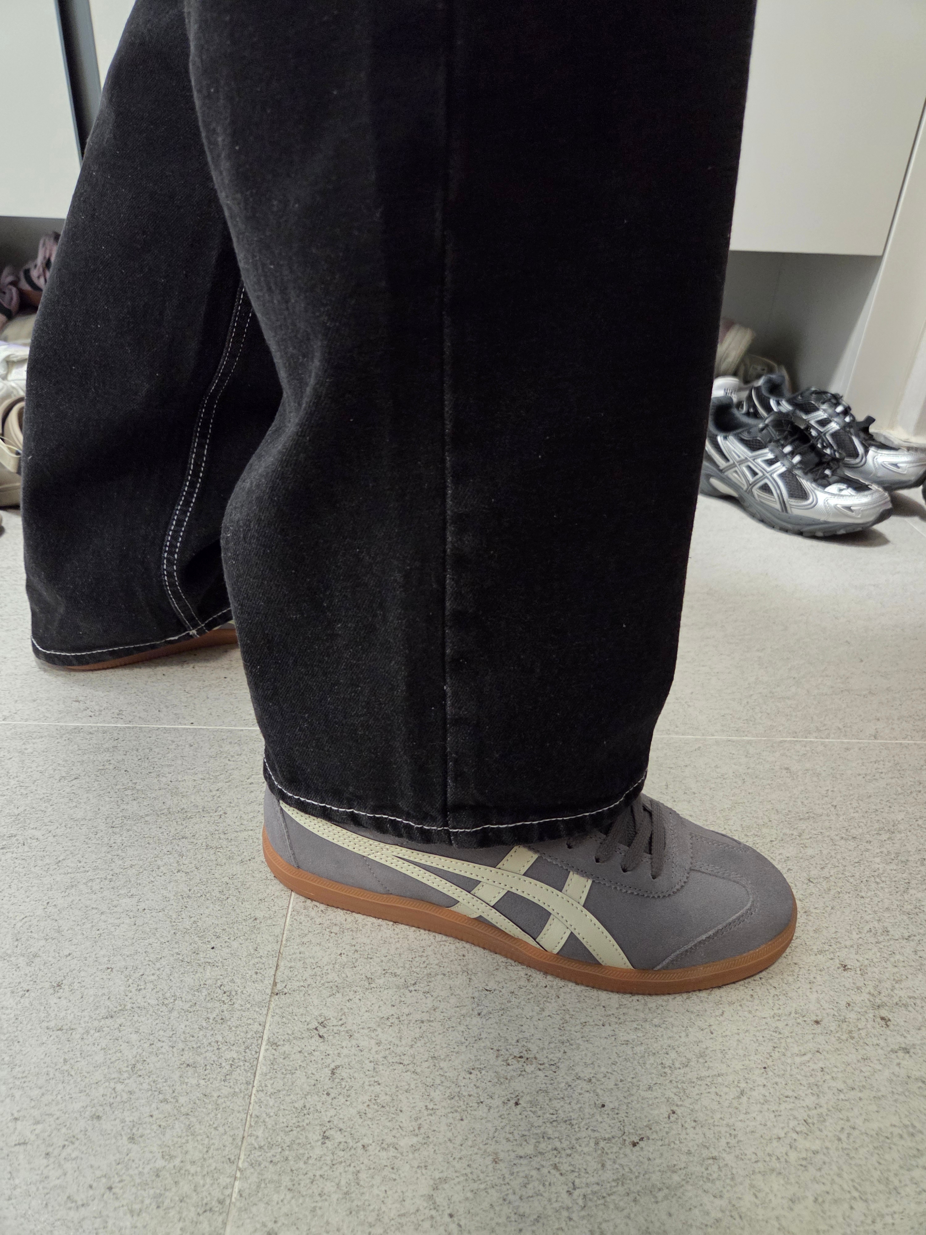 Onitsuka Tiger Tokuten Charcoal Birch 착용 스타일 - 1