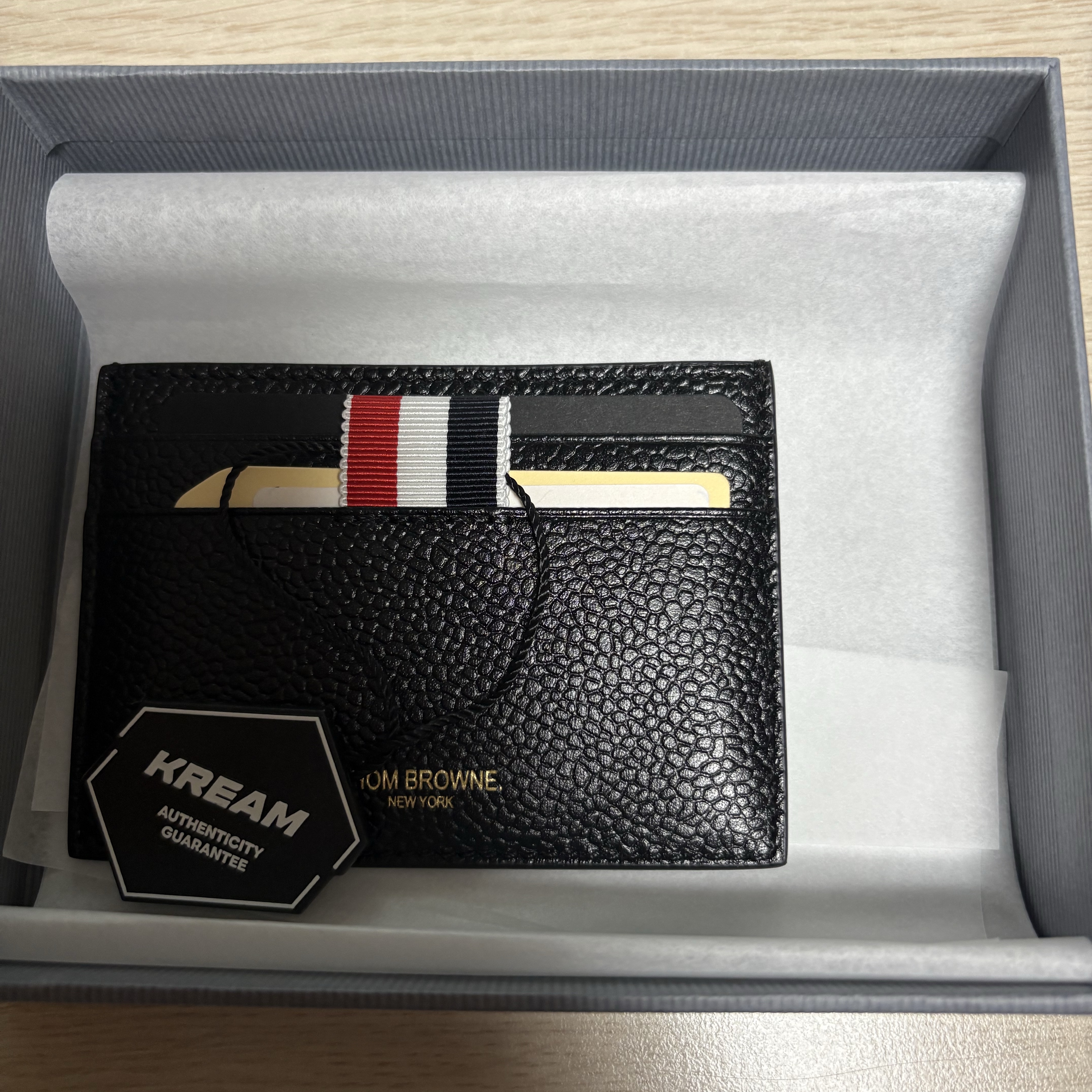 Thom Browne Pebble Grain Leather Stripe Single Card Holder Black 착용 스타일