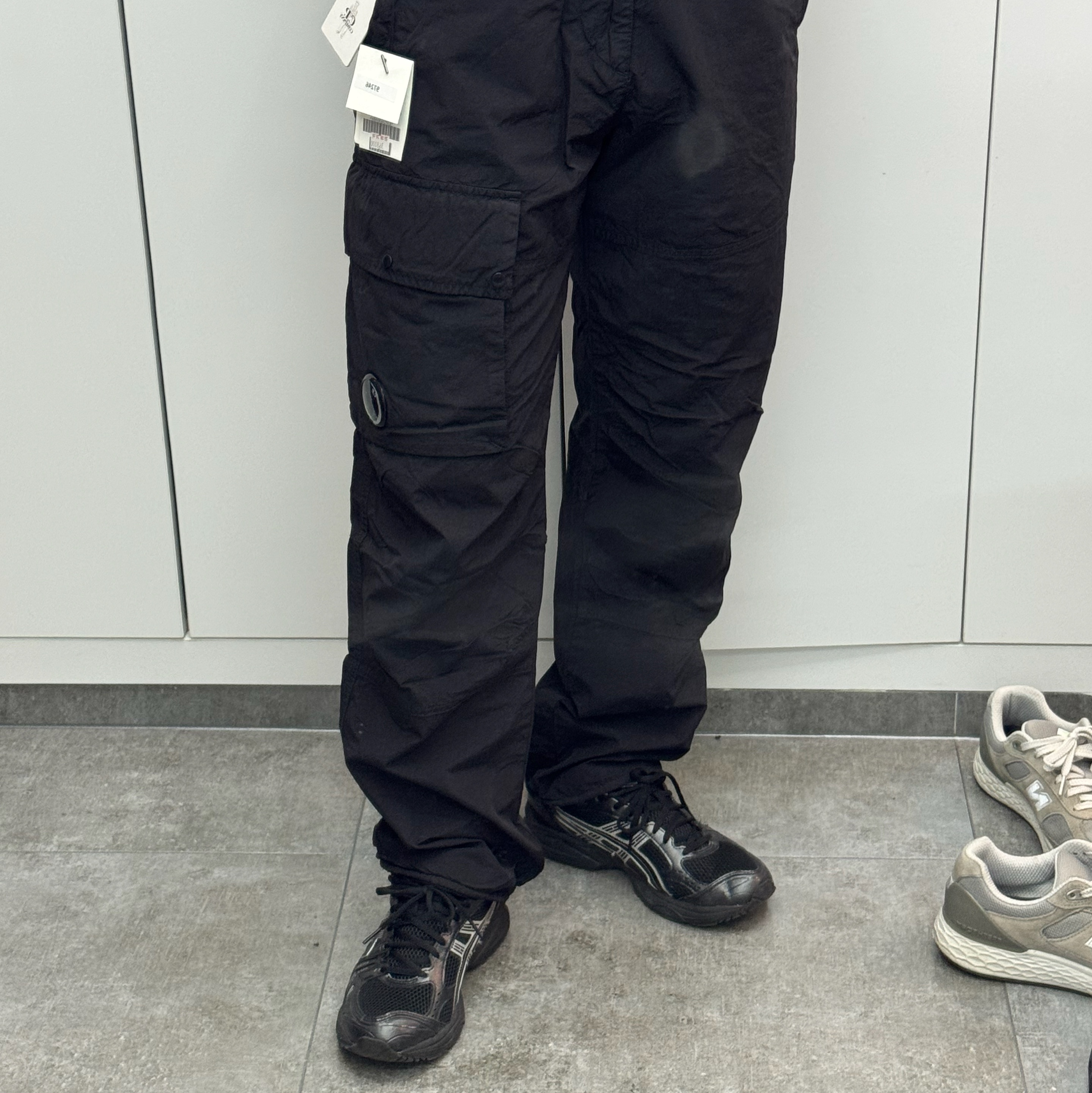 C.P. Company Flatt Nylon Loose Cargo Pants Black - 23FW 착용 스타일