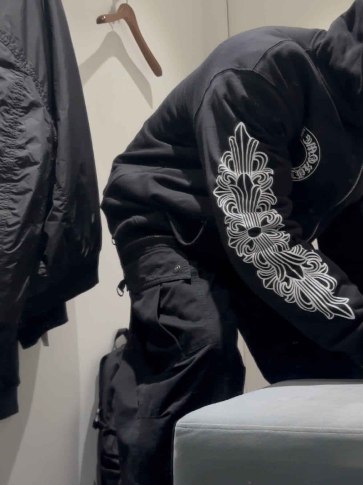 Chrome Hearts Horseshoe Floral Heavyweight Zip-Up Hoodie Black 착용 스타일 - 3