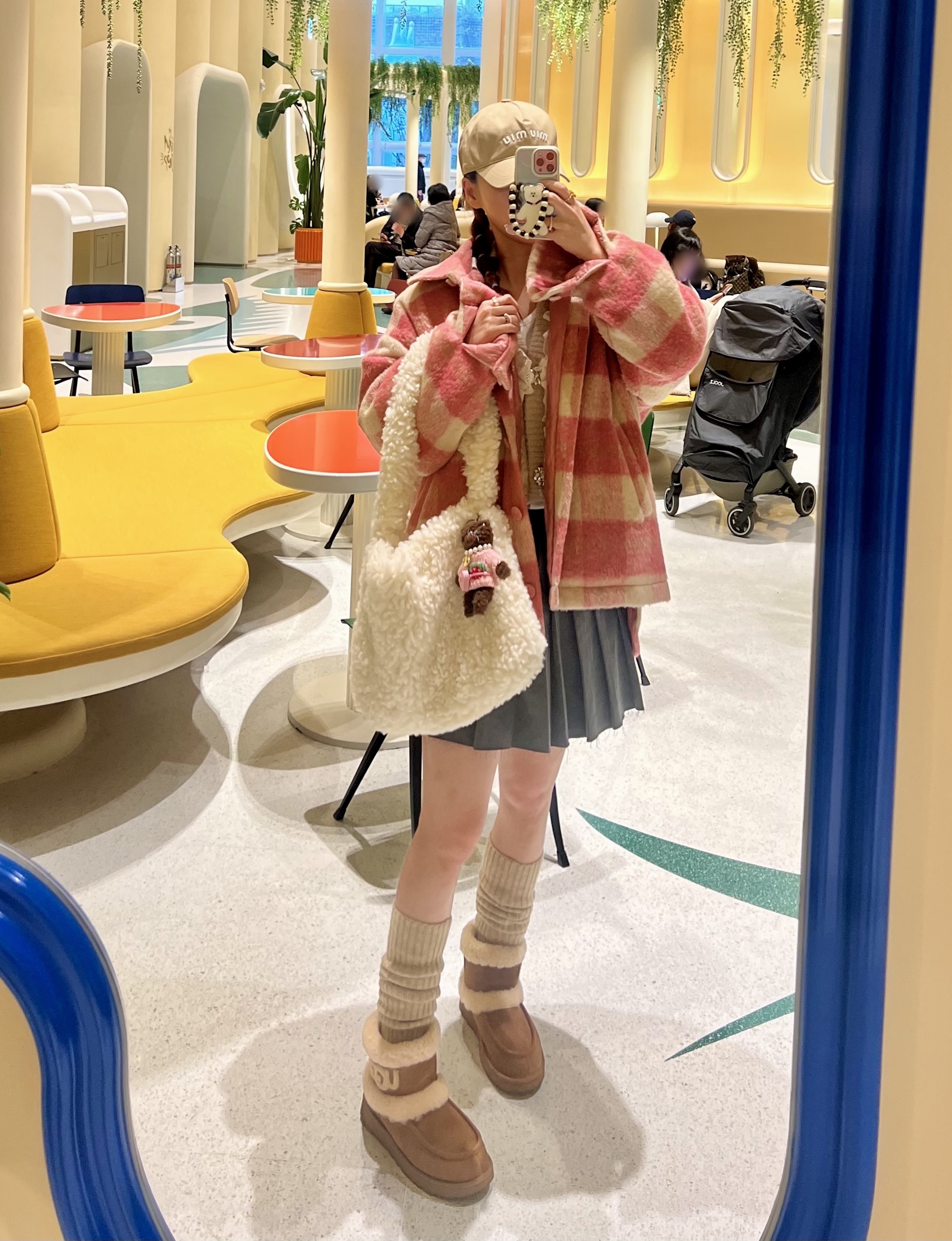 (W) UGG Ultra Mini UGG Fluff Chestnut 착용 스타일 - 4