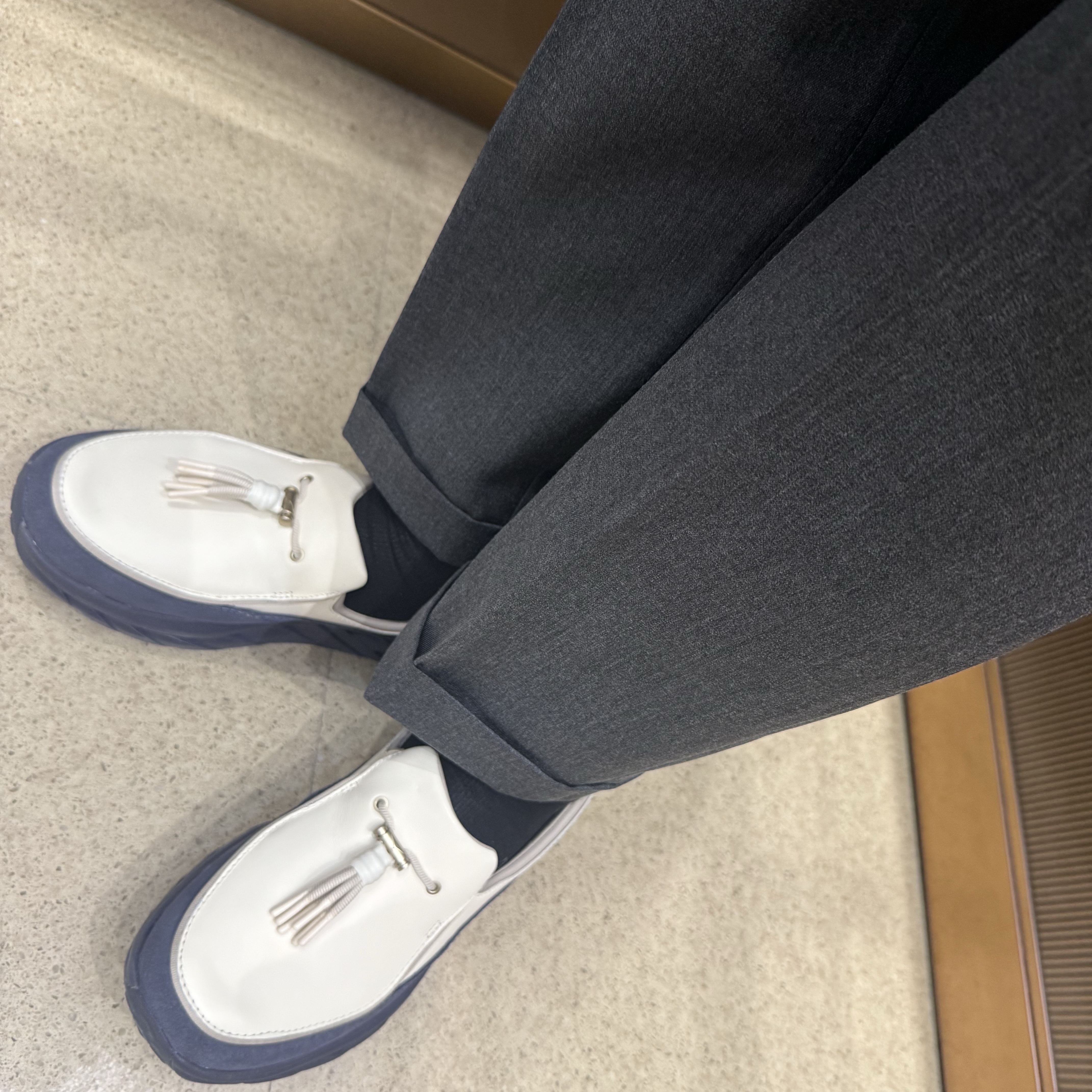 Hoka Speed Loafer Birch Charcoal Grey 착용 스타일