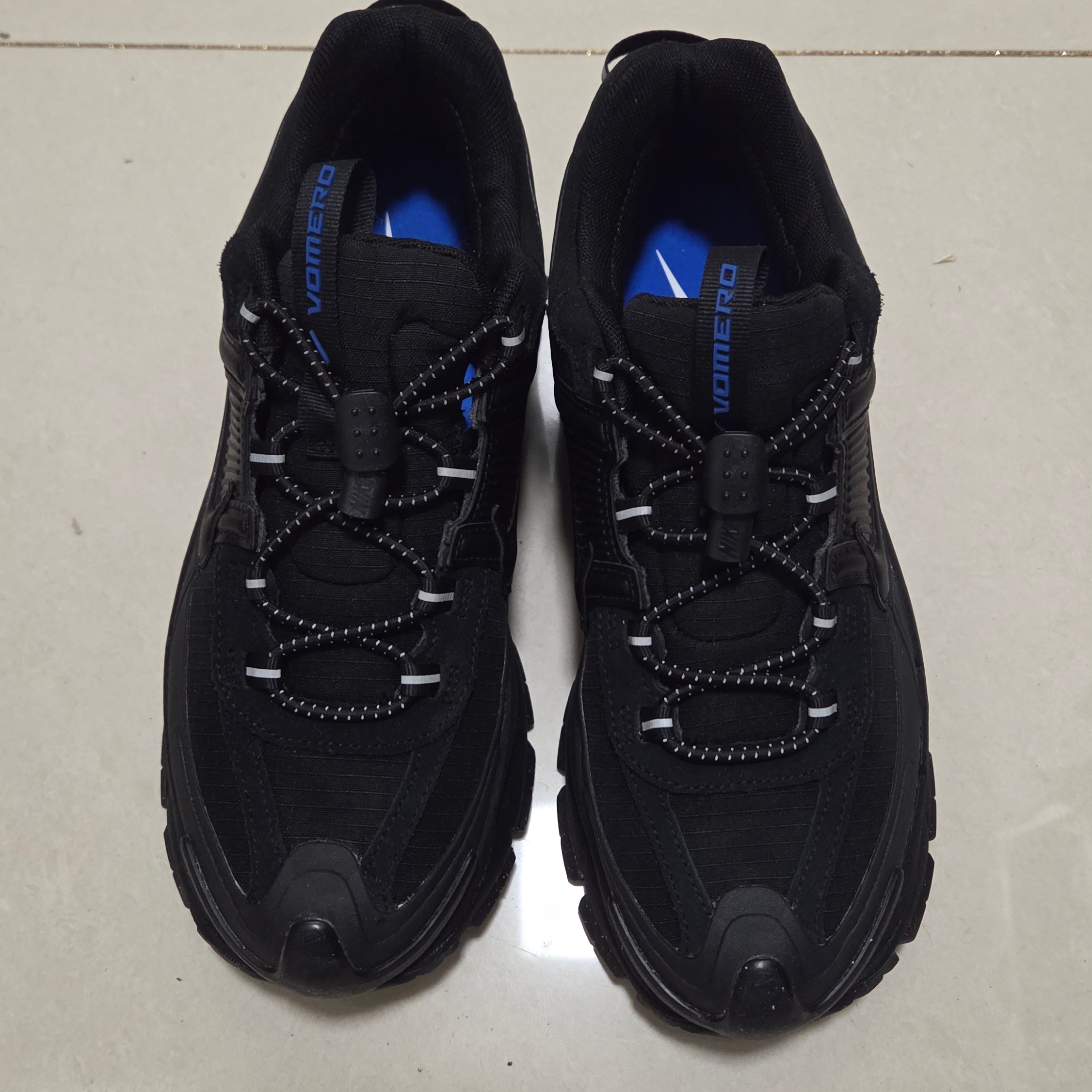 (W) Nike Zoom Vomero Roam Black 착용 스타일 - 1