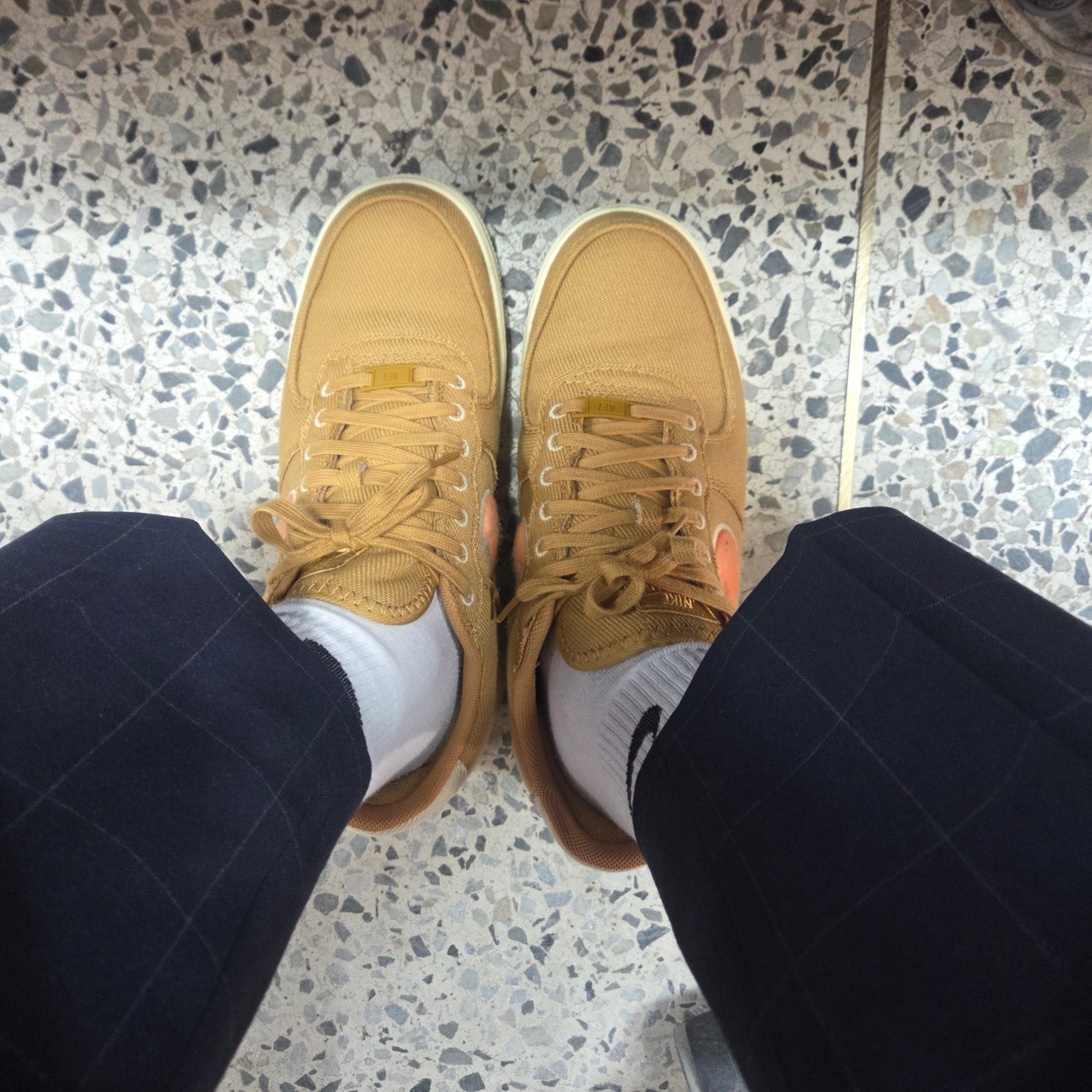 Nike Air Force 1 Low Canvas Wheat Team Gold 착용 스타일